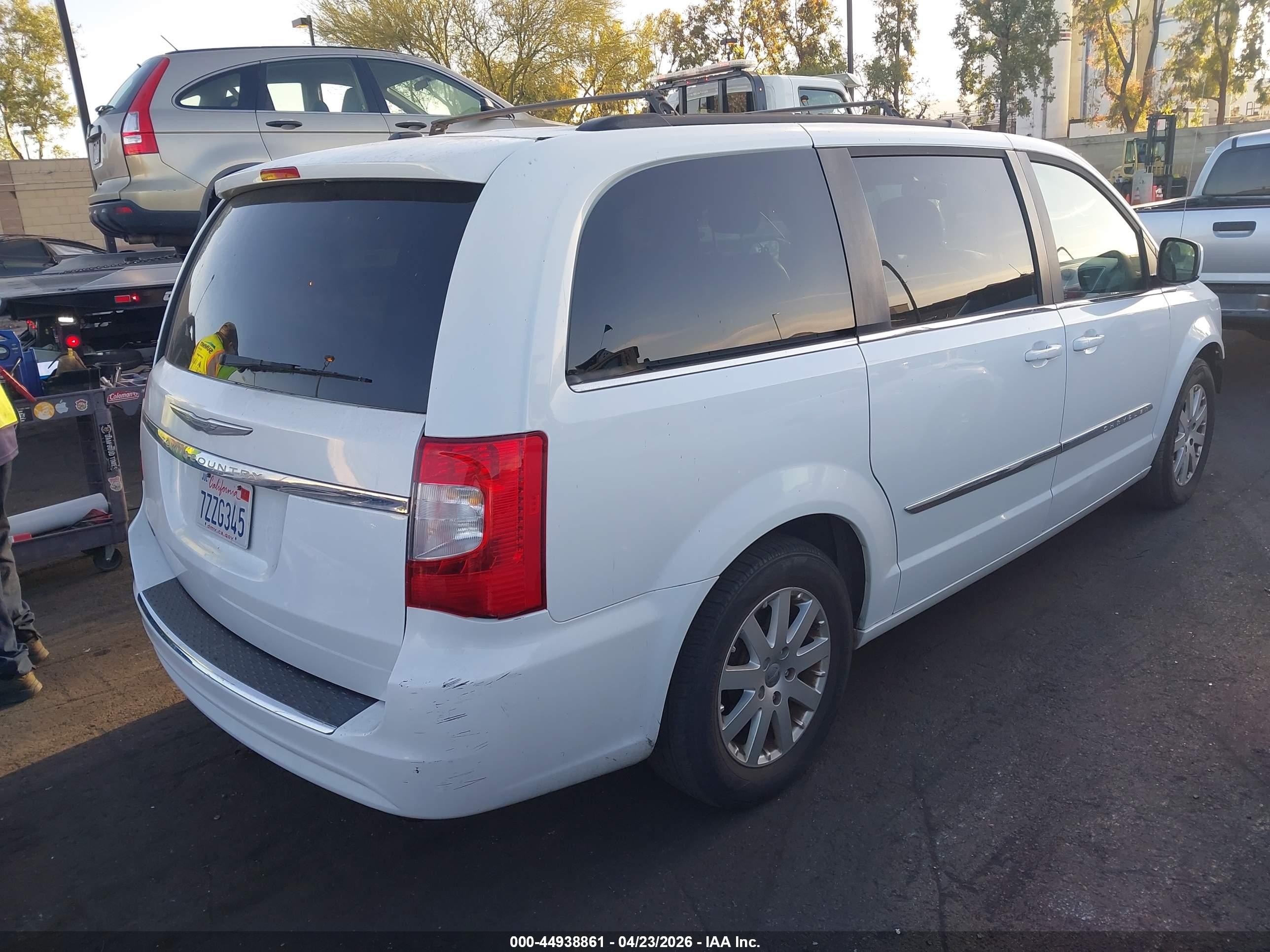 2014 Chrysler Town & Country Touring White vin: 2C4RC1BG7ER395192