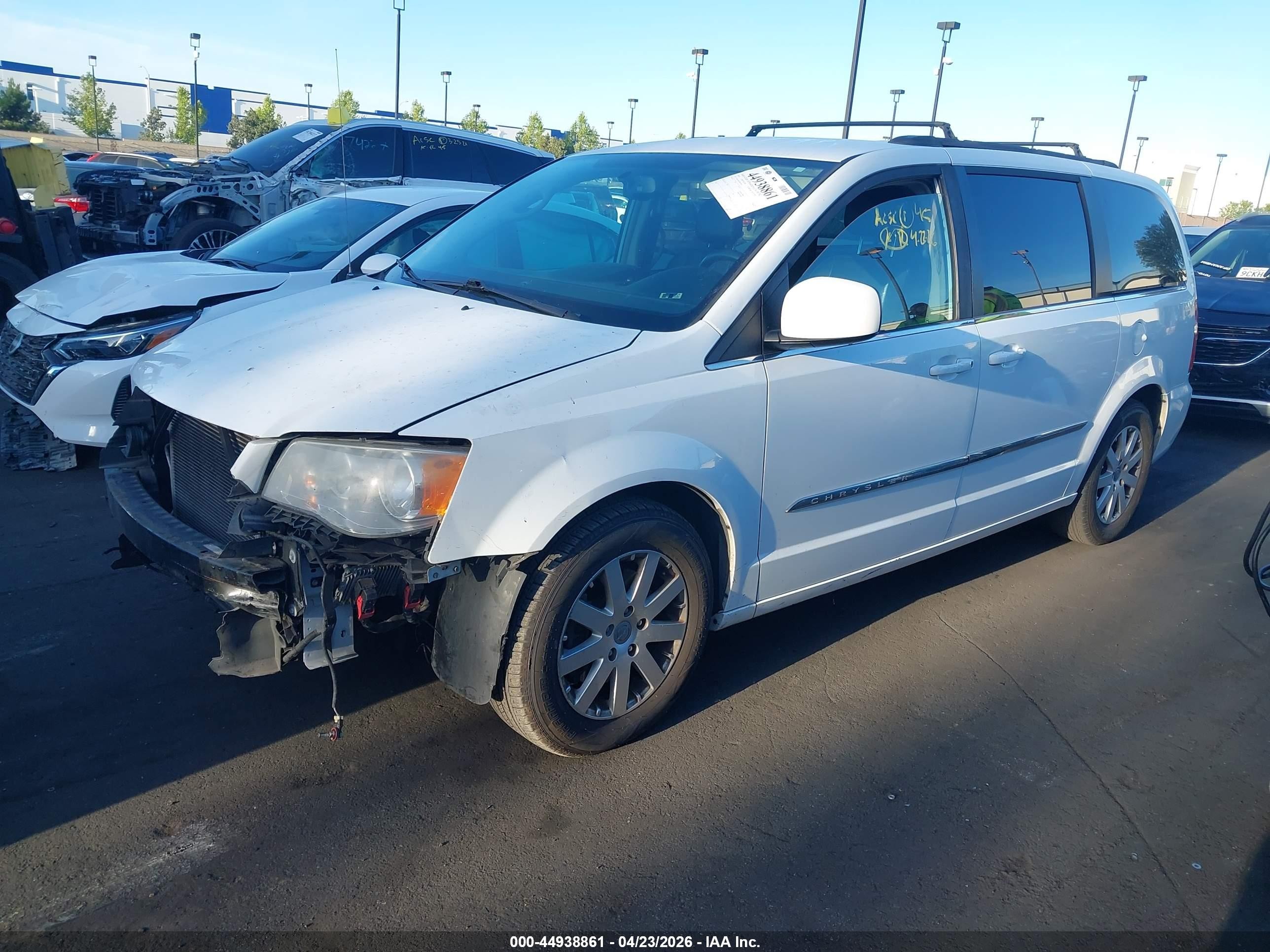 2014 Chrysler Town & Country Touring White vin: 2C4RC1BG7ER395192