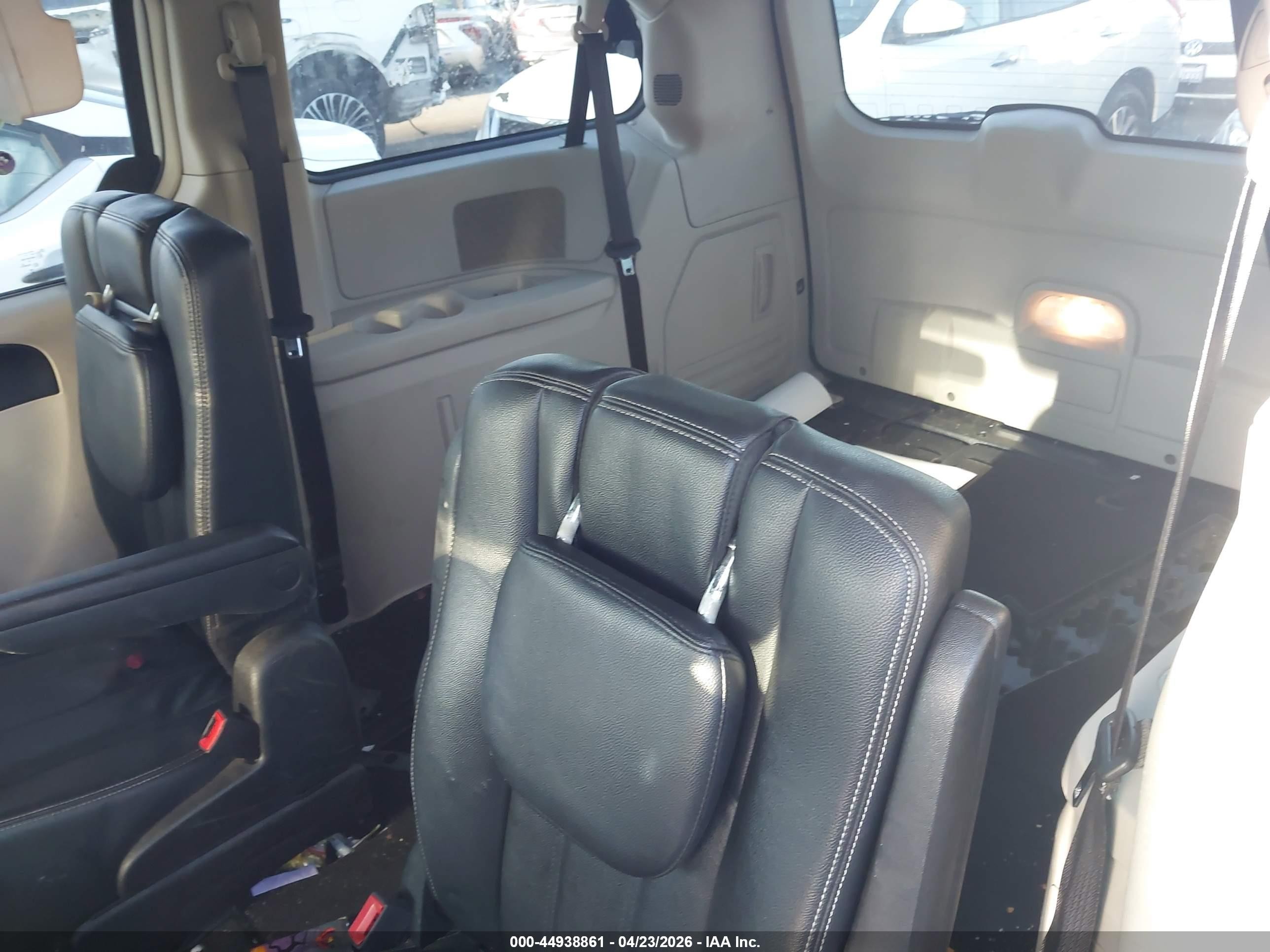 2014 Chrysler Town & Country Touring White vin: 2C4RC1BG7ER395192