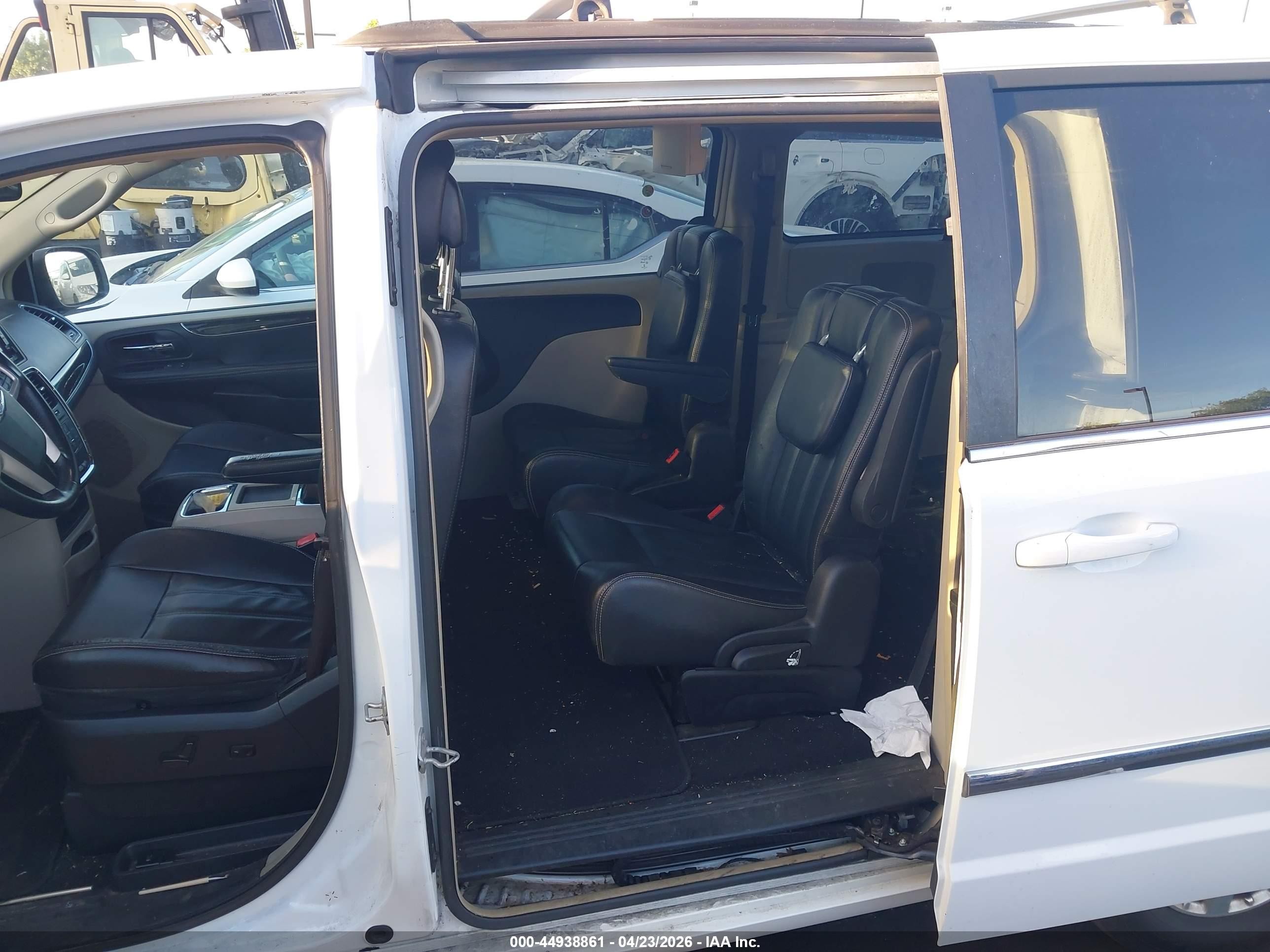 2014 Chrysler Town & Country Touring White vin: 2C4RC1BG7ER395192