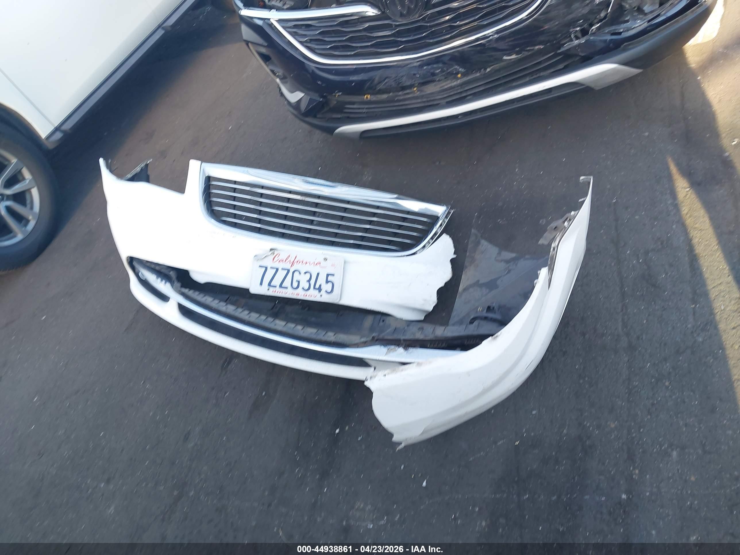 2014 Chrysler Town & Country Touring White vin: 2C4RC1BG7ER395192