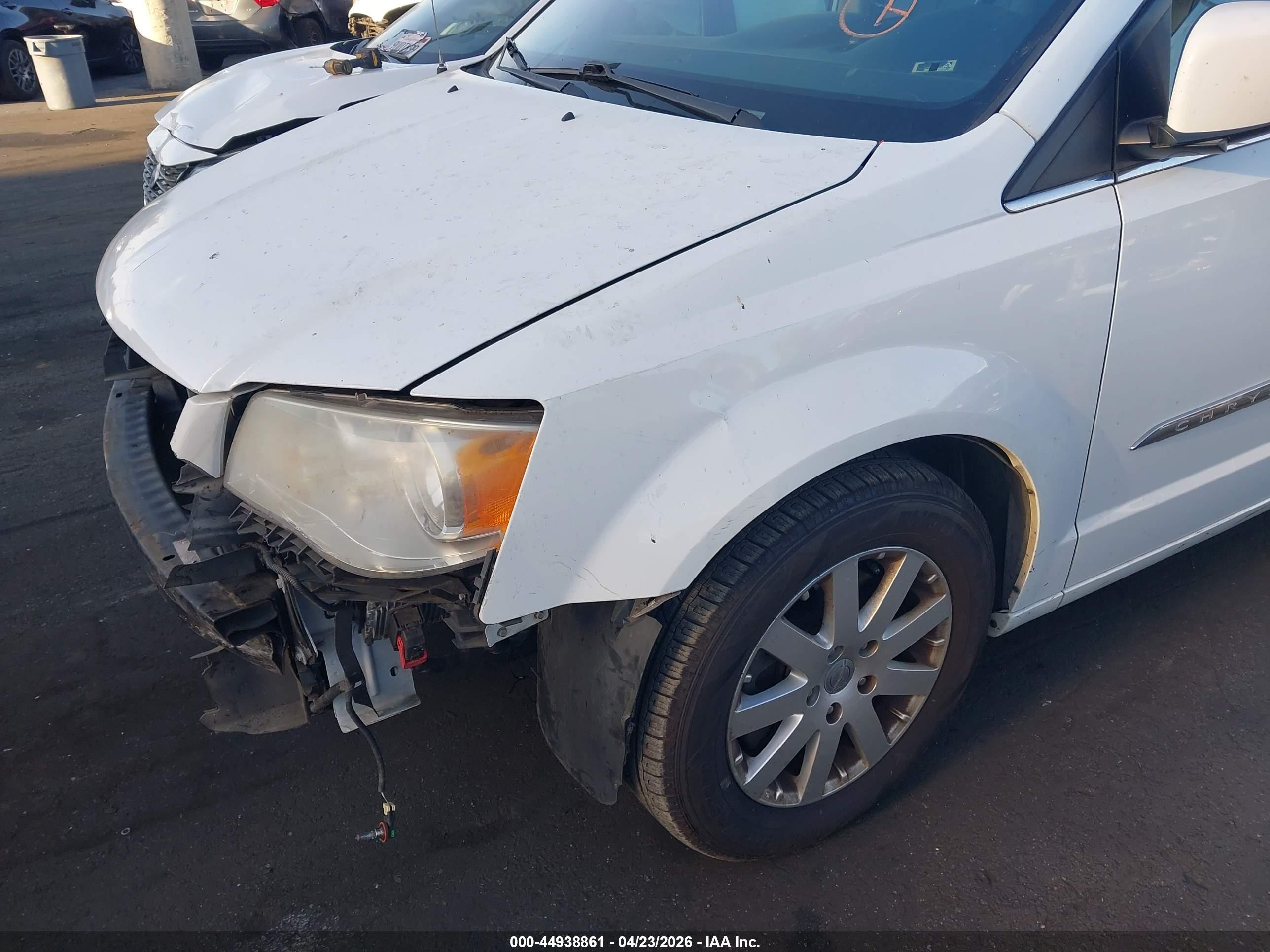 2014 Chrysler Town & Country Touring White vin: 2C4RC1BG7ER395192