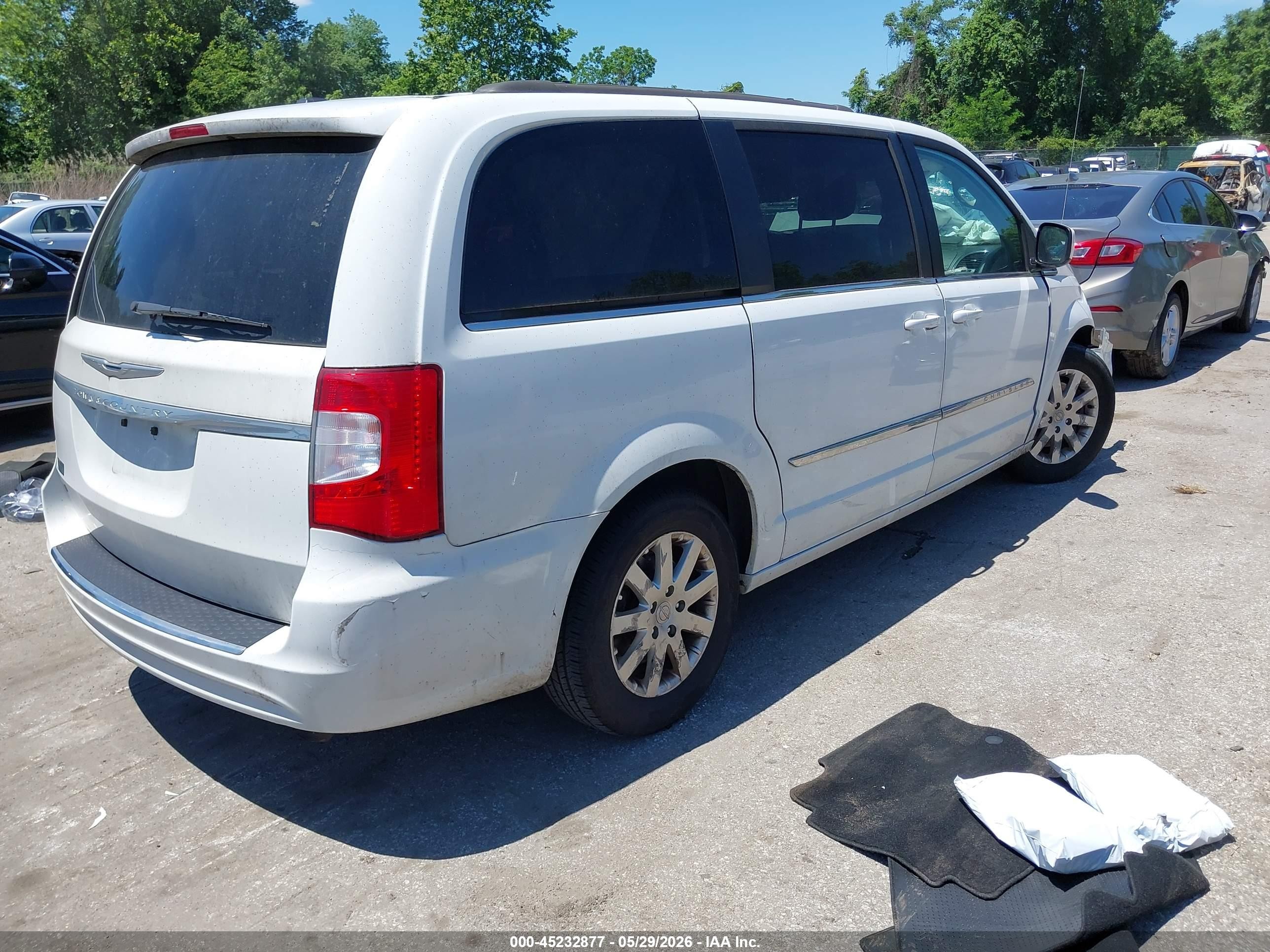 2014 Chrysler Town & Country Touring White vin: 2C4RC1BG7ER403159