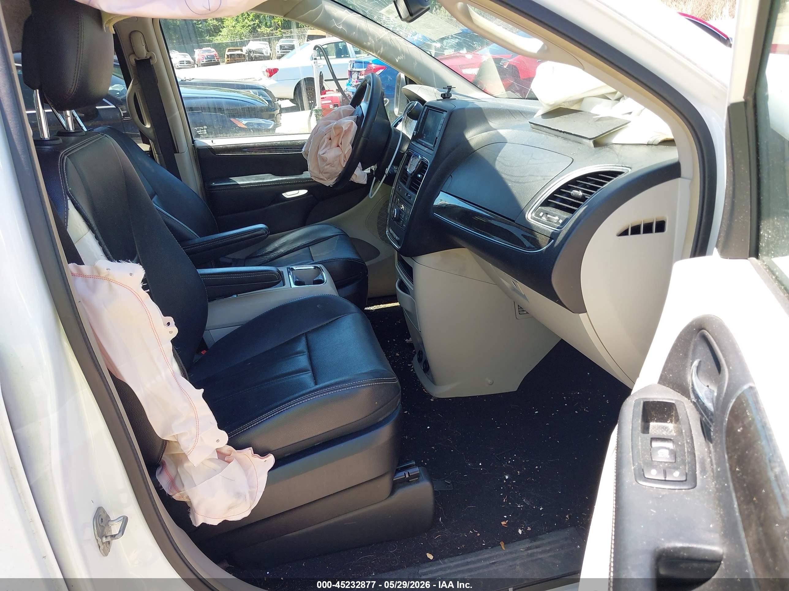 2014 Chrysler Town & Country Touring White vin: 2C4RC1BG7ER403159