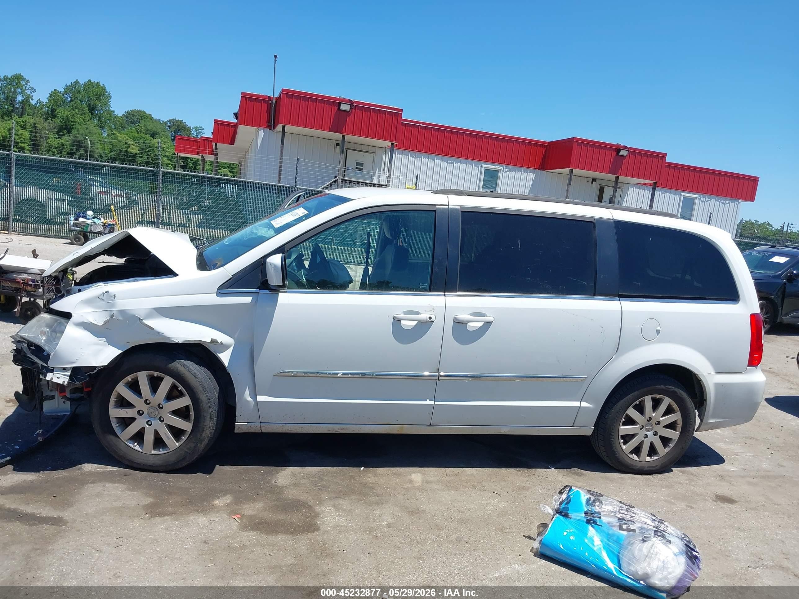 2014 Chrysler Town & Country Touring White vin: 2C4RC1BG7ER403159