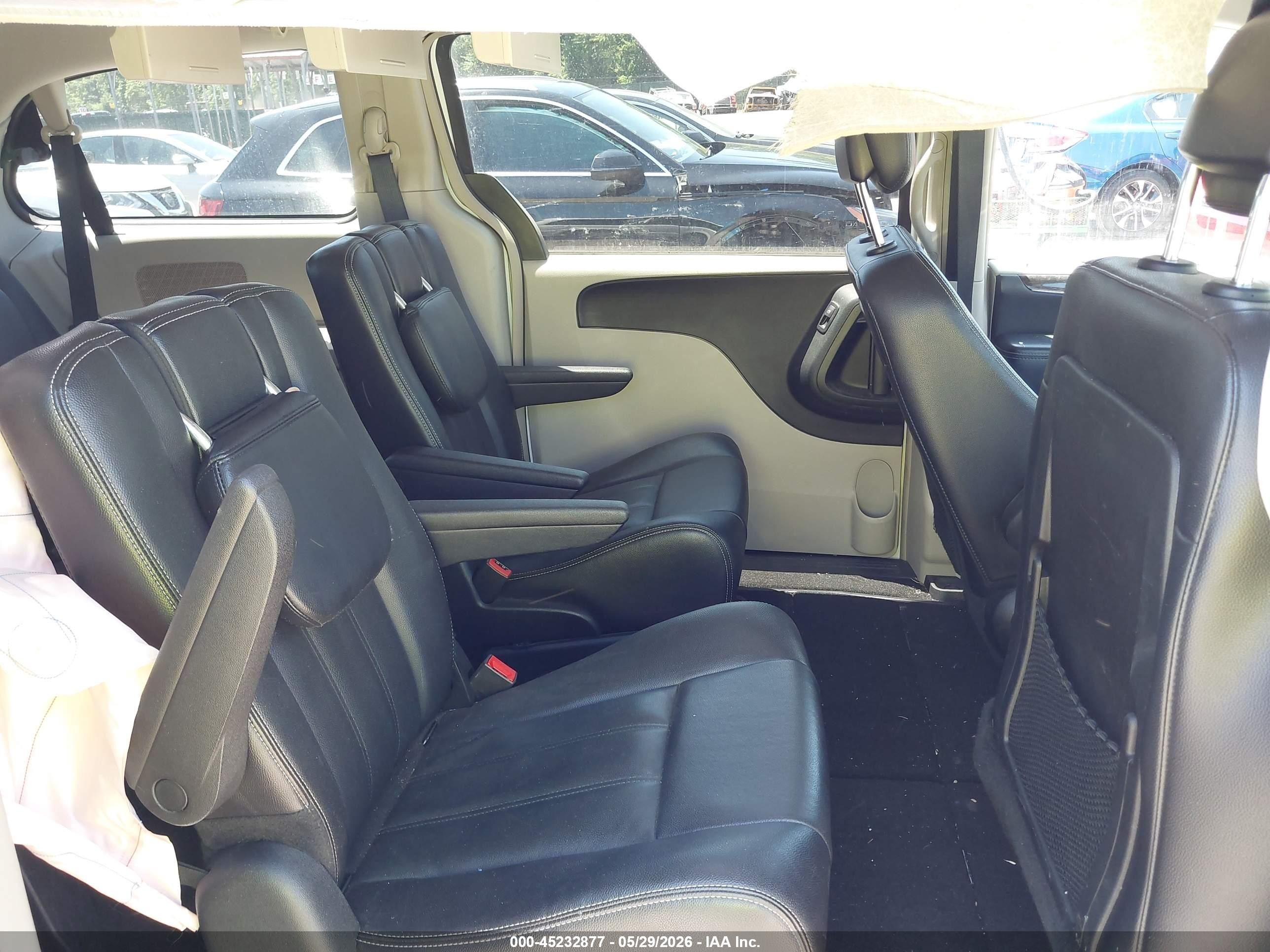 2014 Chrysler Town & Country Touring White vin: 2C4RC1BG7ER403159