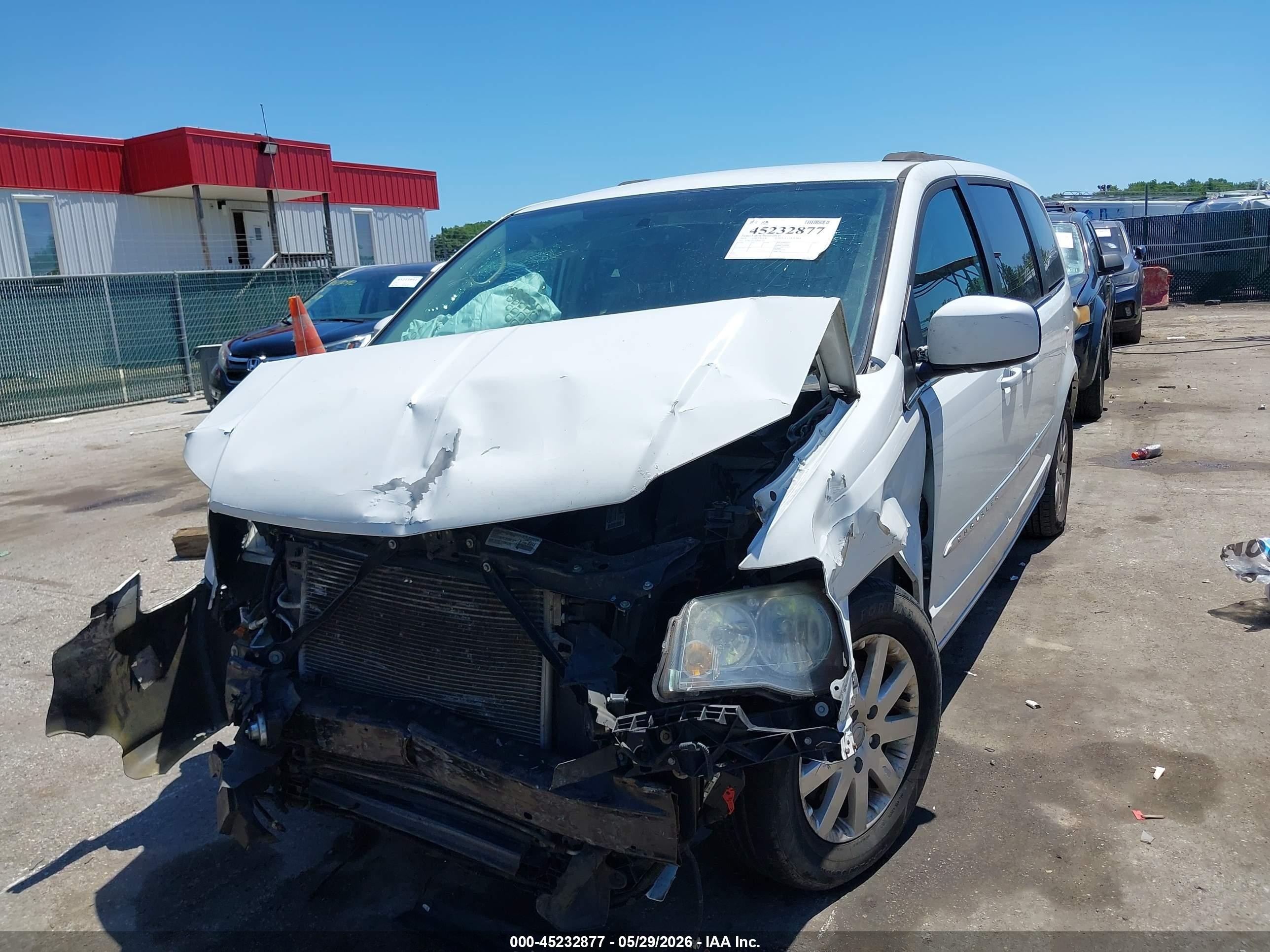 2014 Chrysler Town & Country Touring White vin: 2C4RC1BG7ER403159