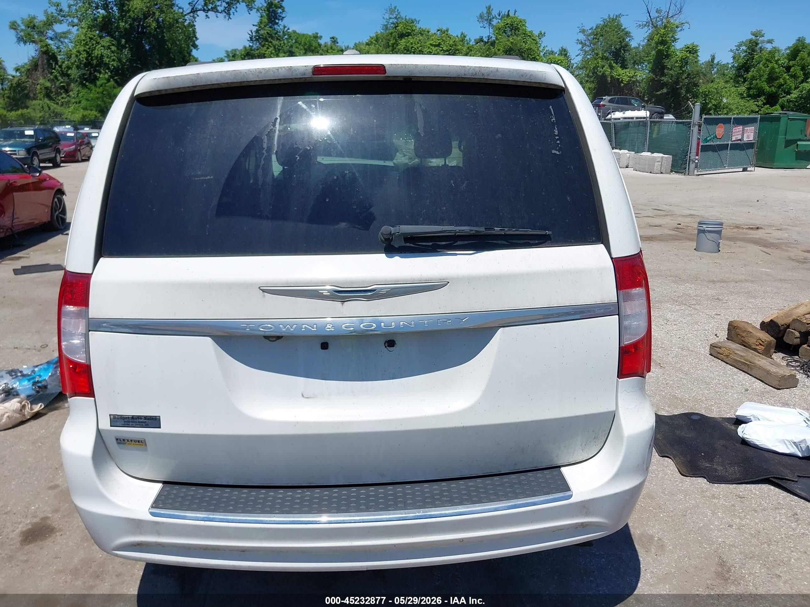 2014 Chrysler Town & Country Touring White vin: 2C4RC1BG7ER403159
