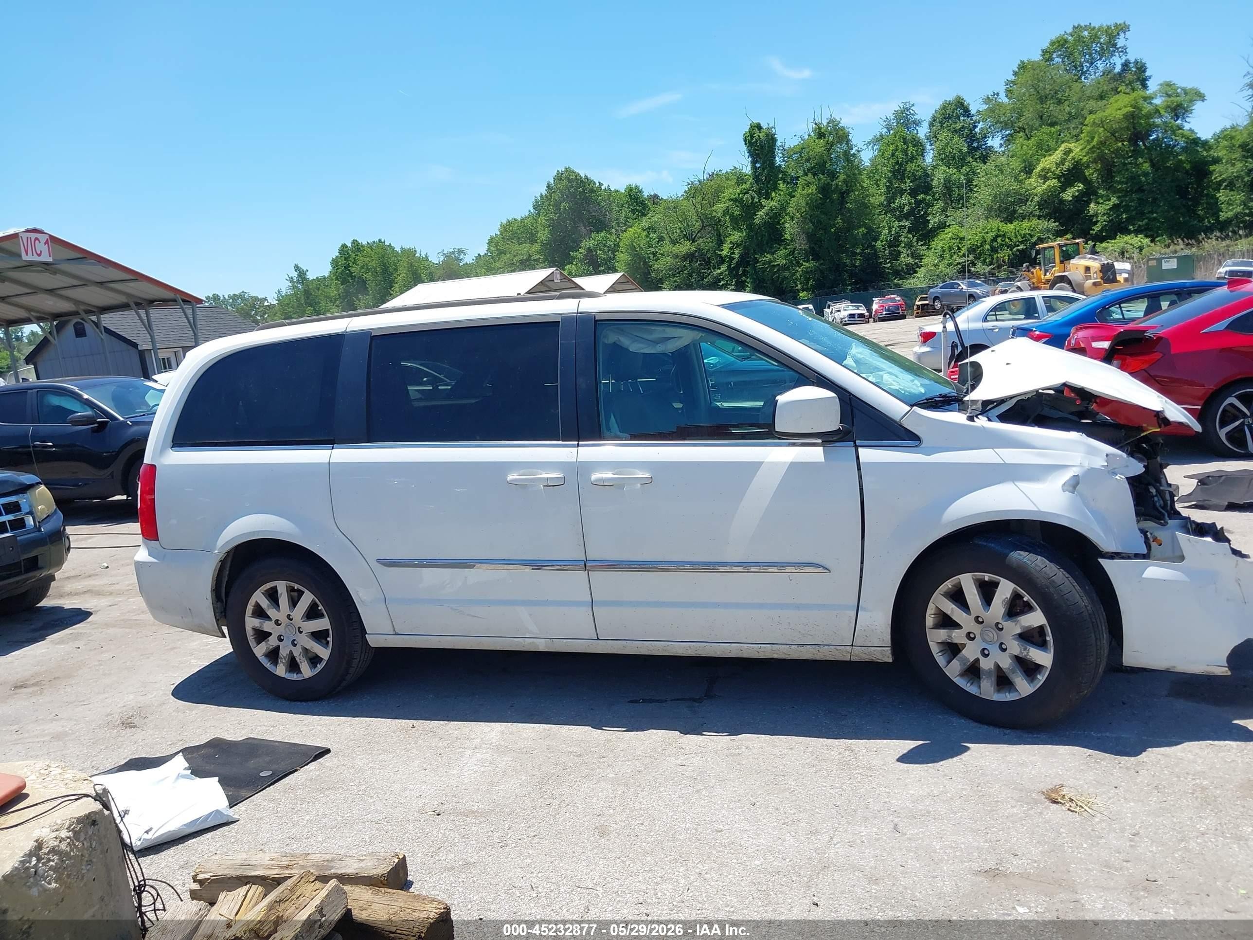 2014 Chrysler Town & Country Touring White vin: 2C4RC1BG7ER403159