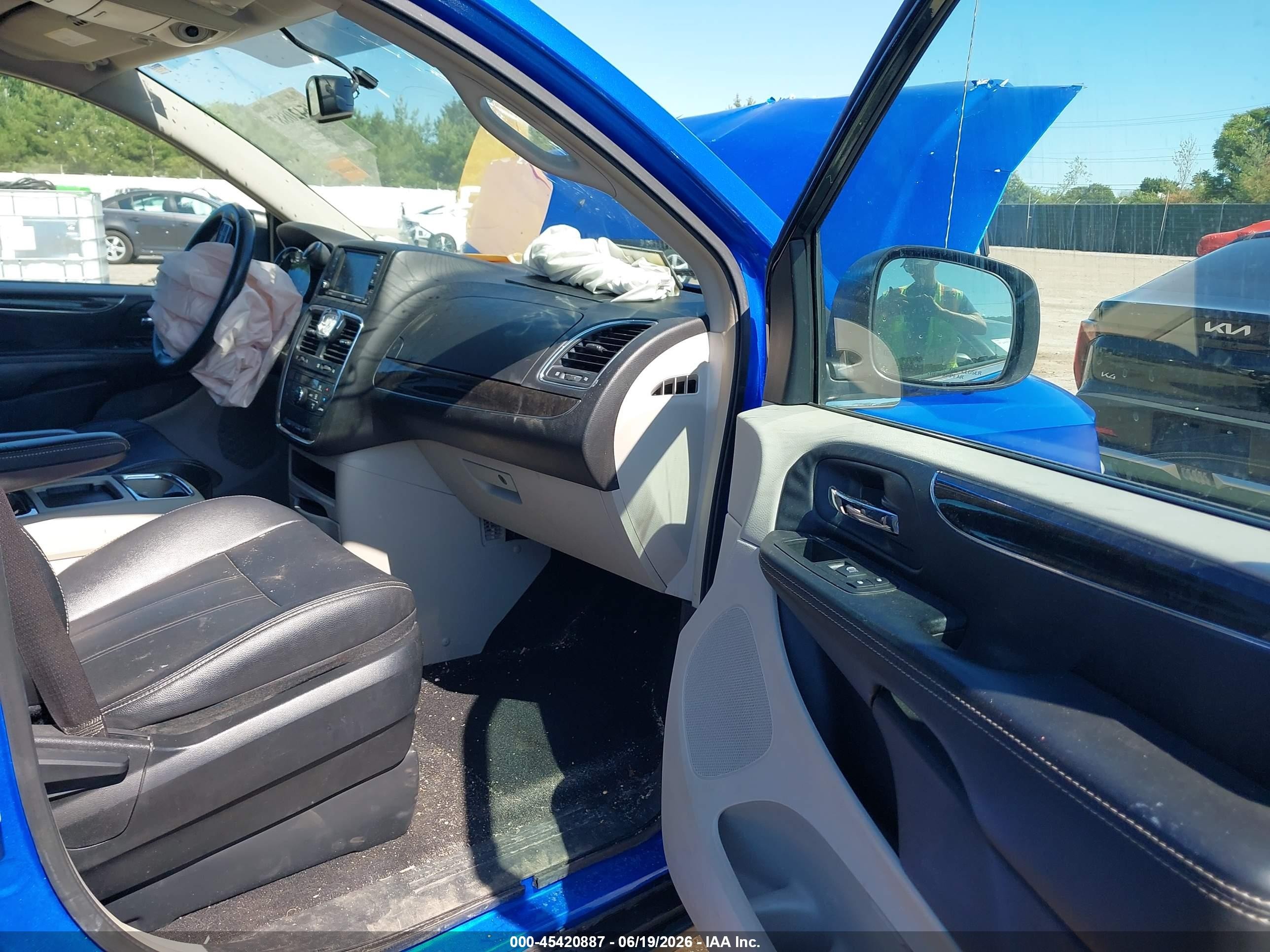 2014 Chrysler Town & Country Touring Blue vin: 2C4RC1BG7ER408510