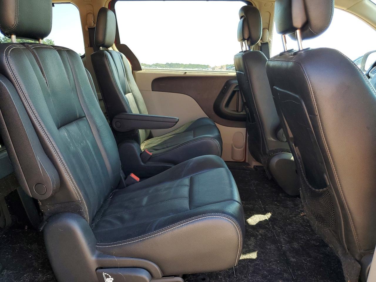 2014 Chrysler Town & Country Touring Red vin: 2C4RC1BG7ER418051