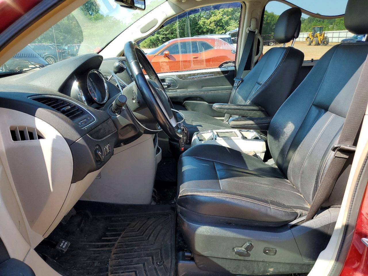 2014 Chrysler Town & Country Touring Red vin: 2C4RC1BG7ER418051
