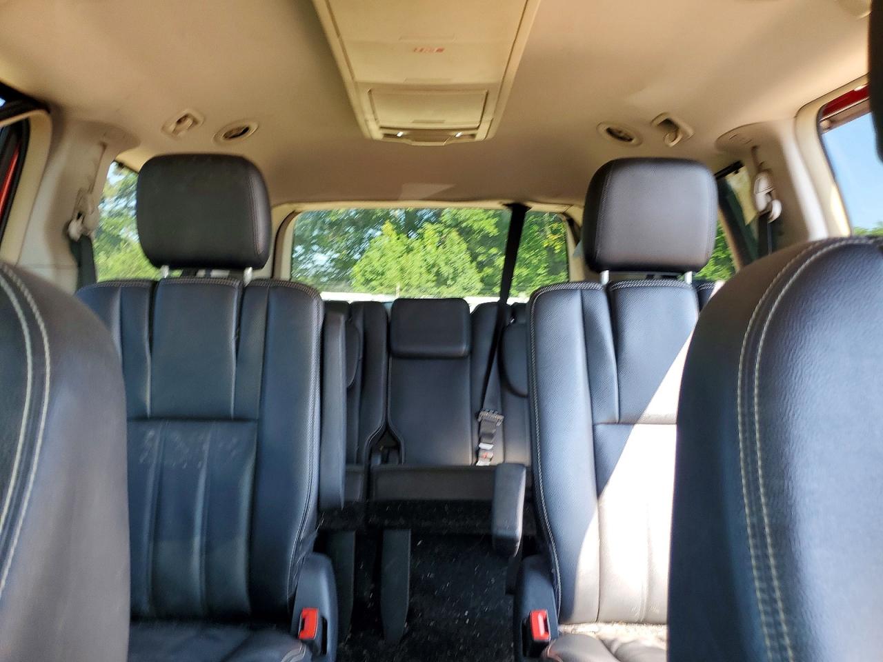 2014 Chrysler Town & Country Touring Red vin: 2C4RC1BG7ER418051