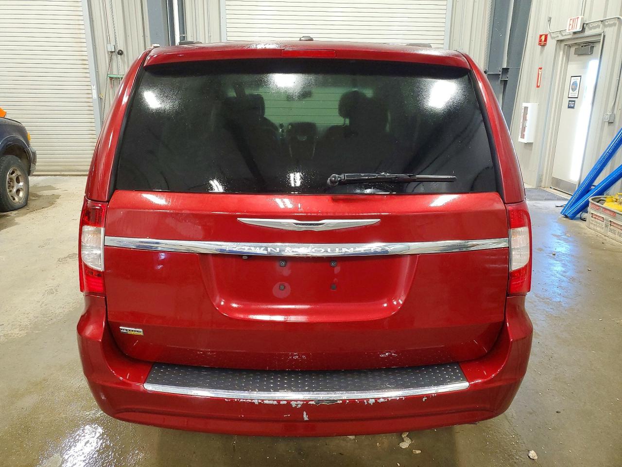 2014 Chrysler Town & Country Touring Red vin: 2C4RC1BG7ER435402