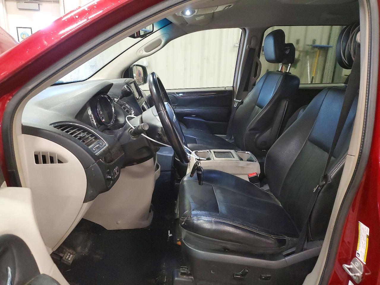 2014 Chrysler Town & Country Touring Red vin: 2C4RC1BG7ER435402