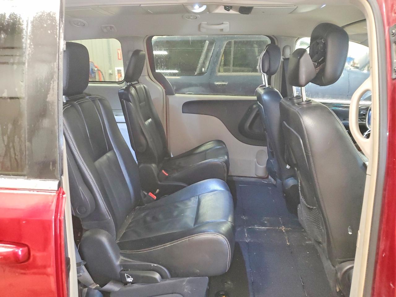 2014 Chrysler Town & Country Touring Red vin: 2C4RC1BG7ER435402