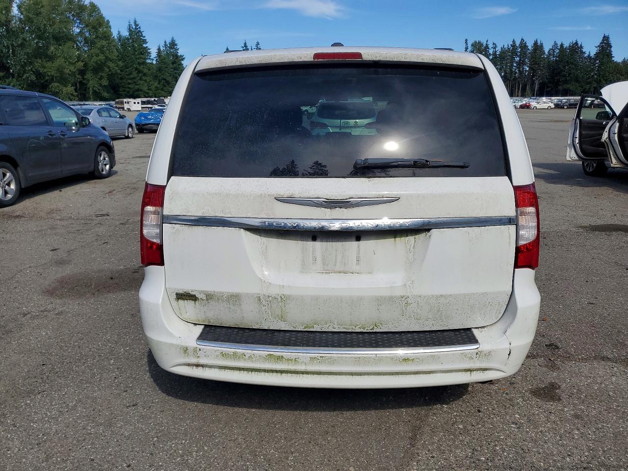2015 Chrysler Town & Country Touring White vin: 2C4RC1BG7FR545528