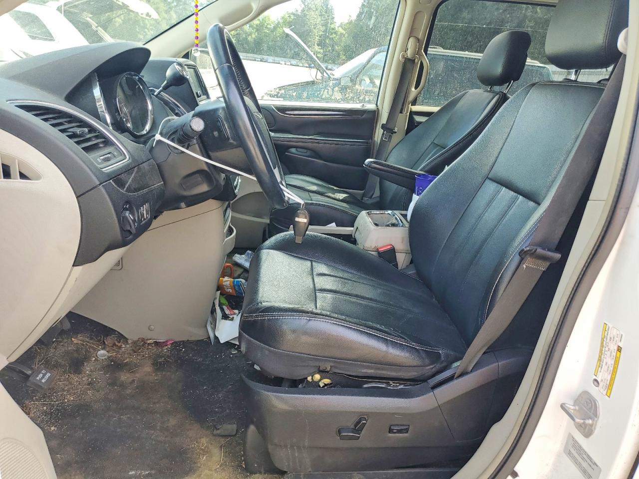 2015 Chrysler Town & Country Touring White vin: 2C4RC1BG7FR545528