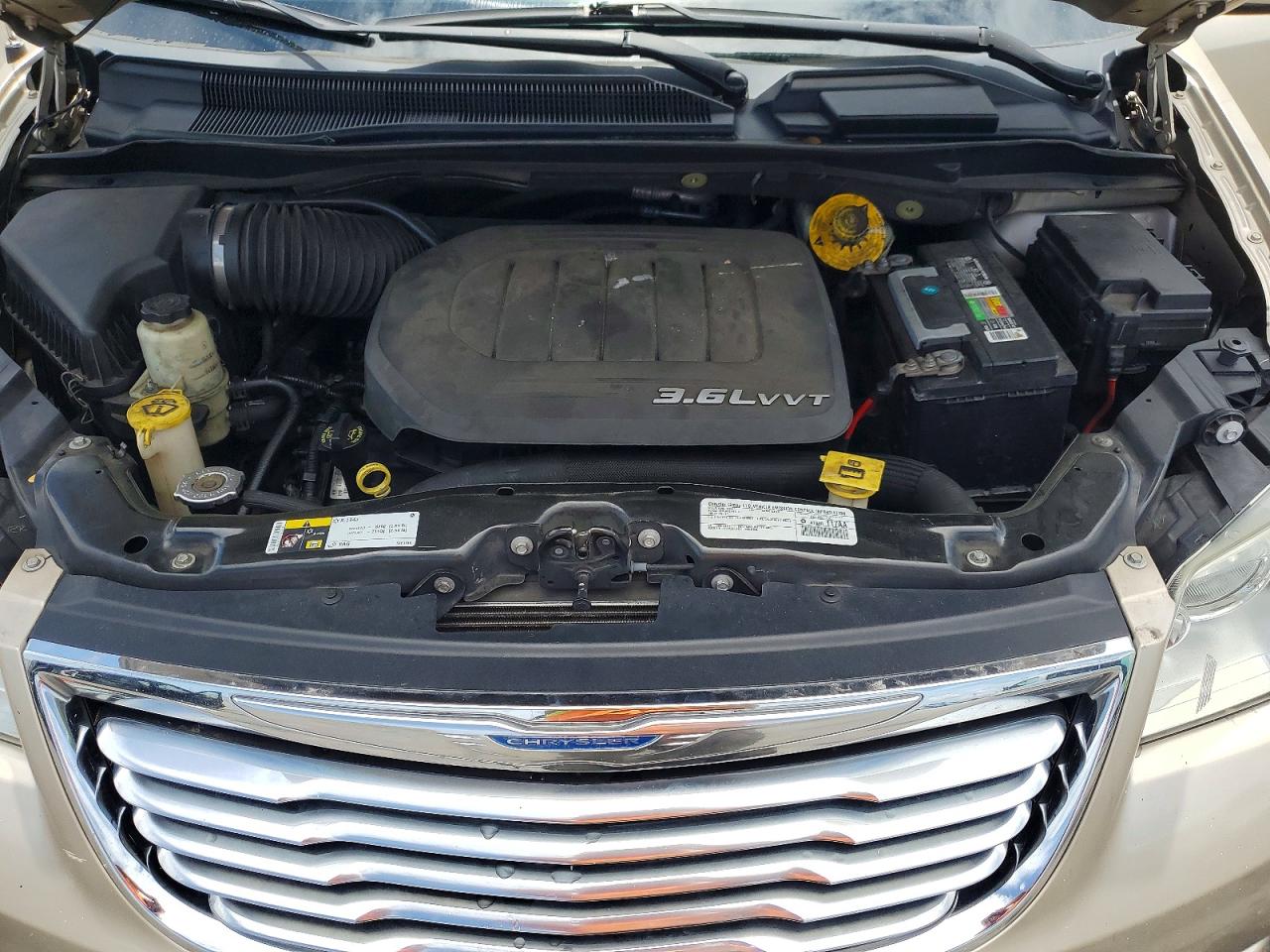 2015 Chrysler Town & Country Touring Beige vin: 2C4RC1BG7FR551801