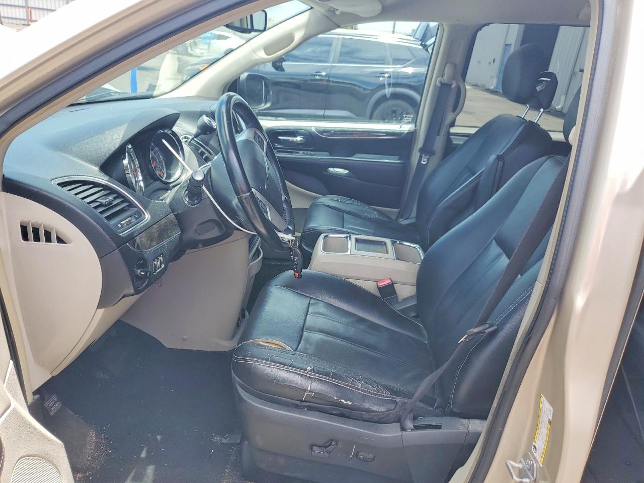 2015 Chrysler Town & Country Touring Beige vin: 2C4RC1BG7FR551801
