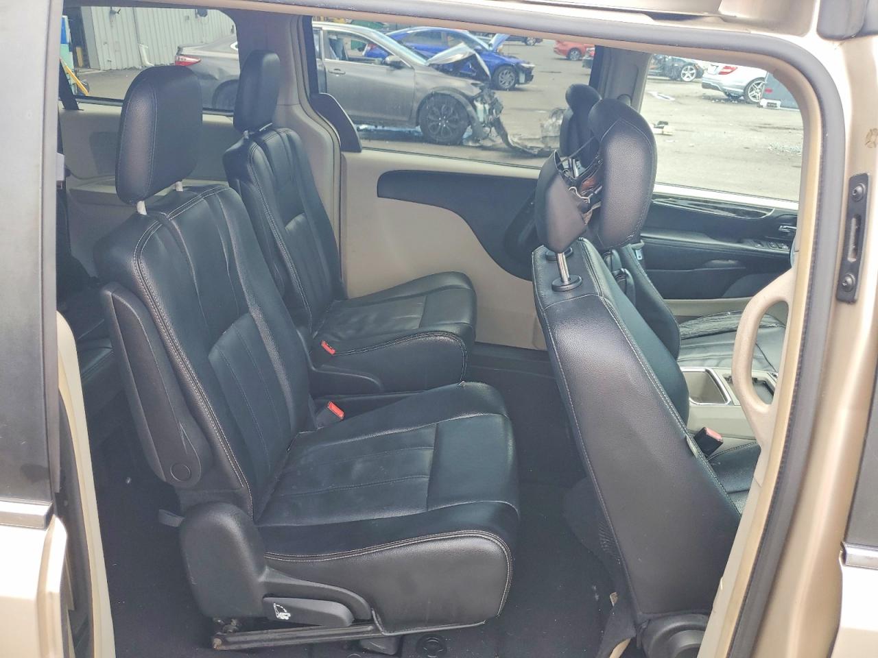 2015 Chrysler Town & Country Touring Beige vin: 2C4RC1BG7FR551801