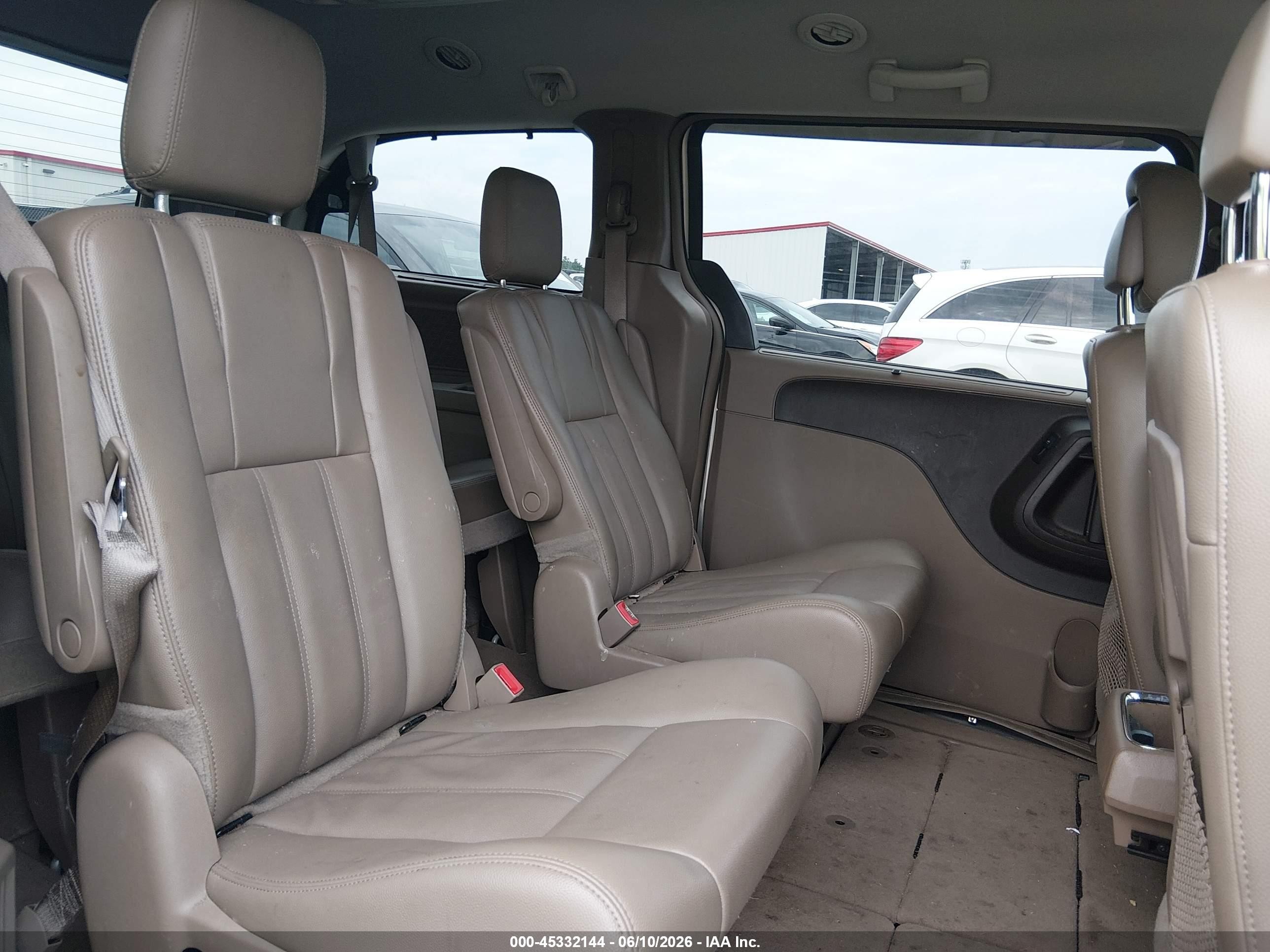 2015 Chrysler Town & Country Touring Beige vin: 2C4RC1BG7FR554102
