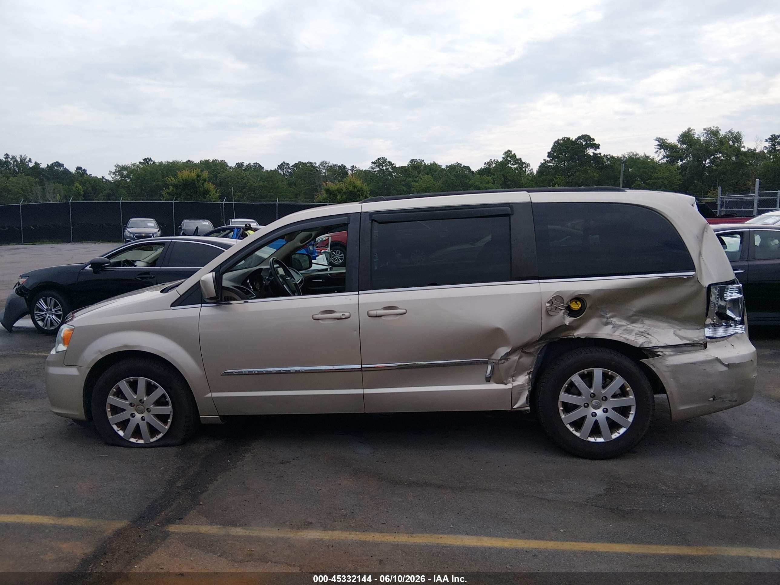 2015 Chrysler Town & Country Touring Beige vin: 2C4RC1BG7FR554102