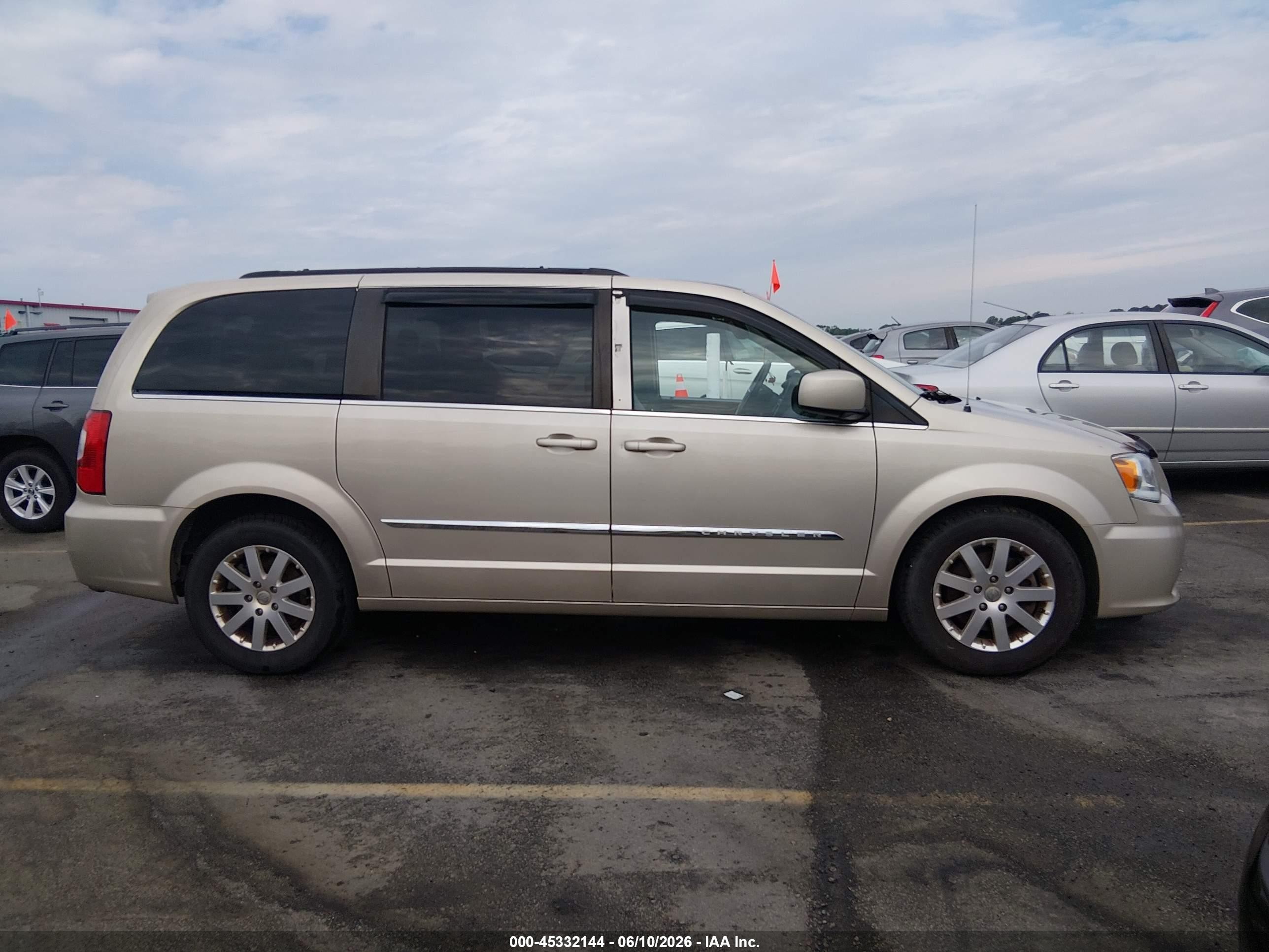 2015 Chrysler Town & Country Touring Beige vin: 2C4RC1BG7FR554102