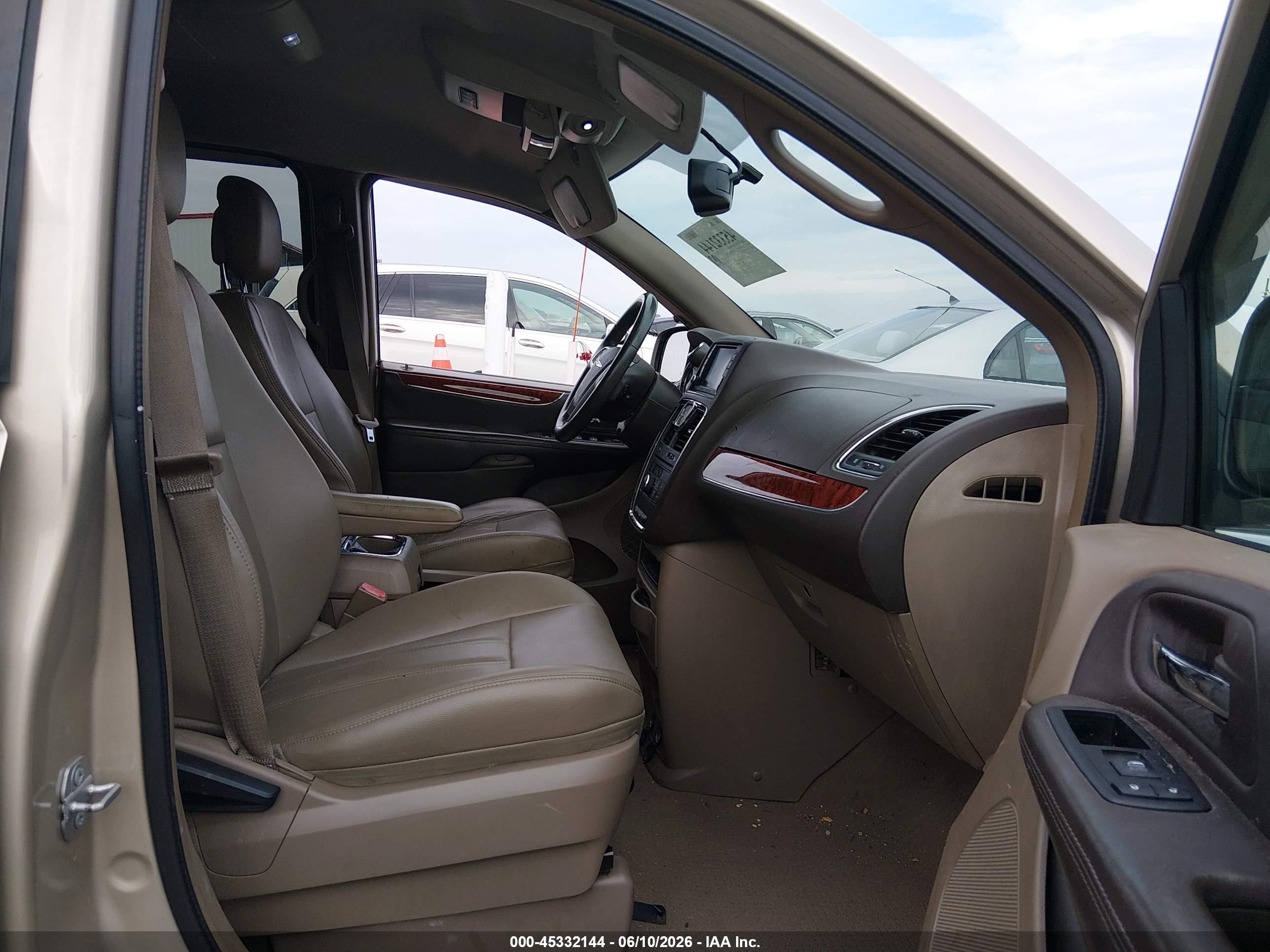 2015 Chrysler Town & Country Touring Beige vin: 2C4RC1BG7FR554102