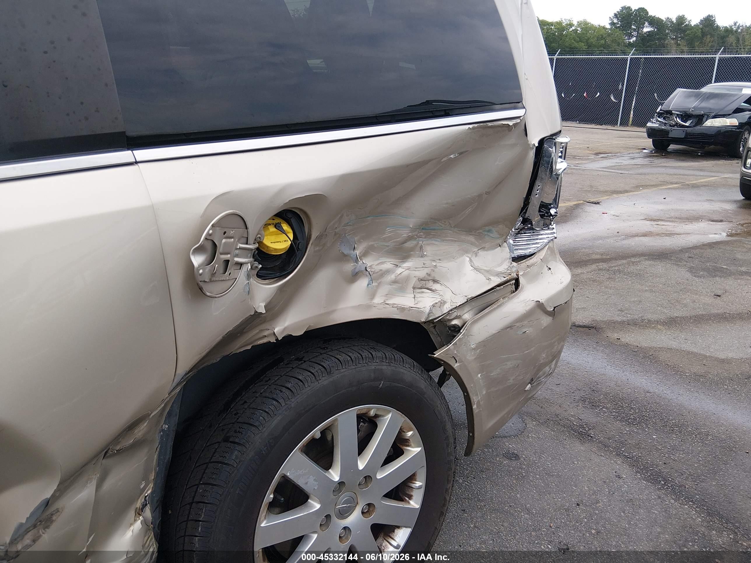 2015 Chrysler Town & Country Touring Beige vin: 2C4RC1BG7FR554102