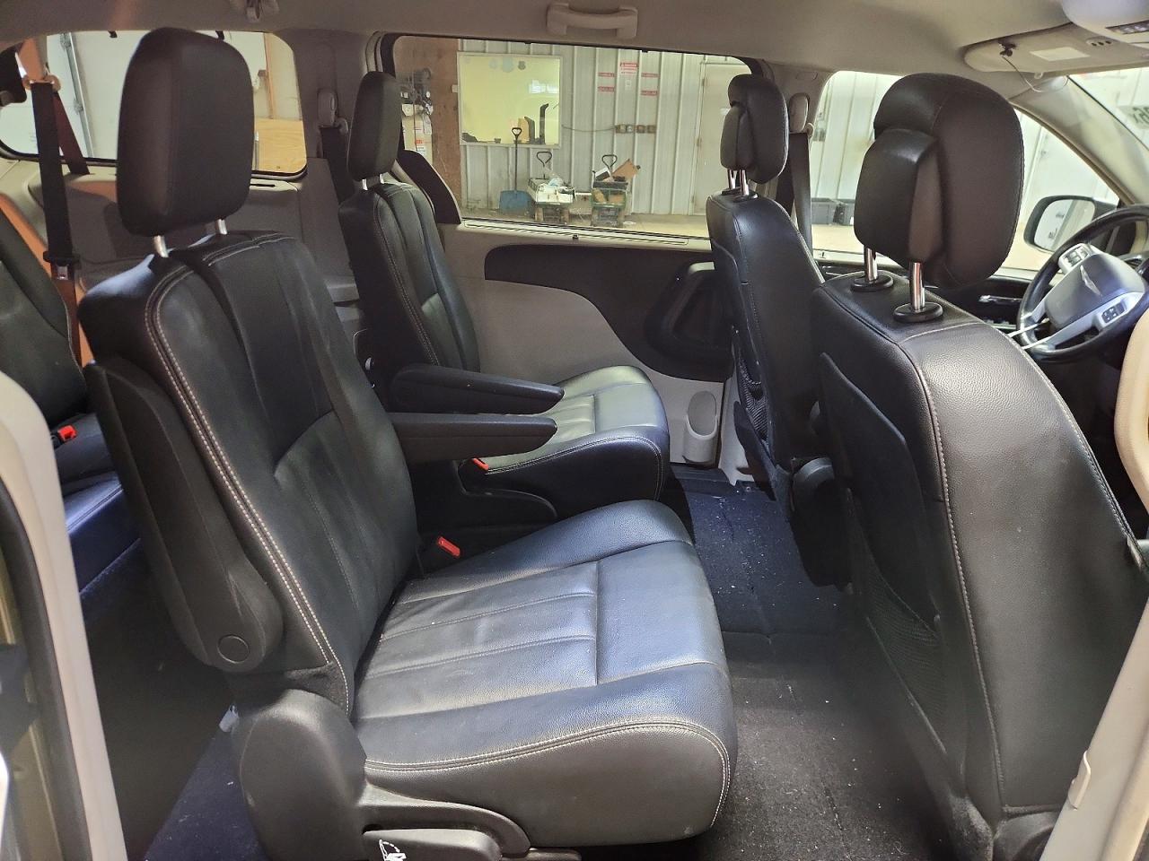 2015 Chrysler Town & Country Touring Tan vin: 2C4RC1BG7FR571661