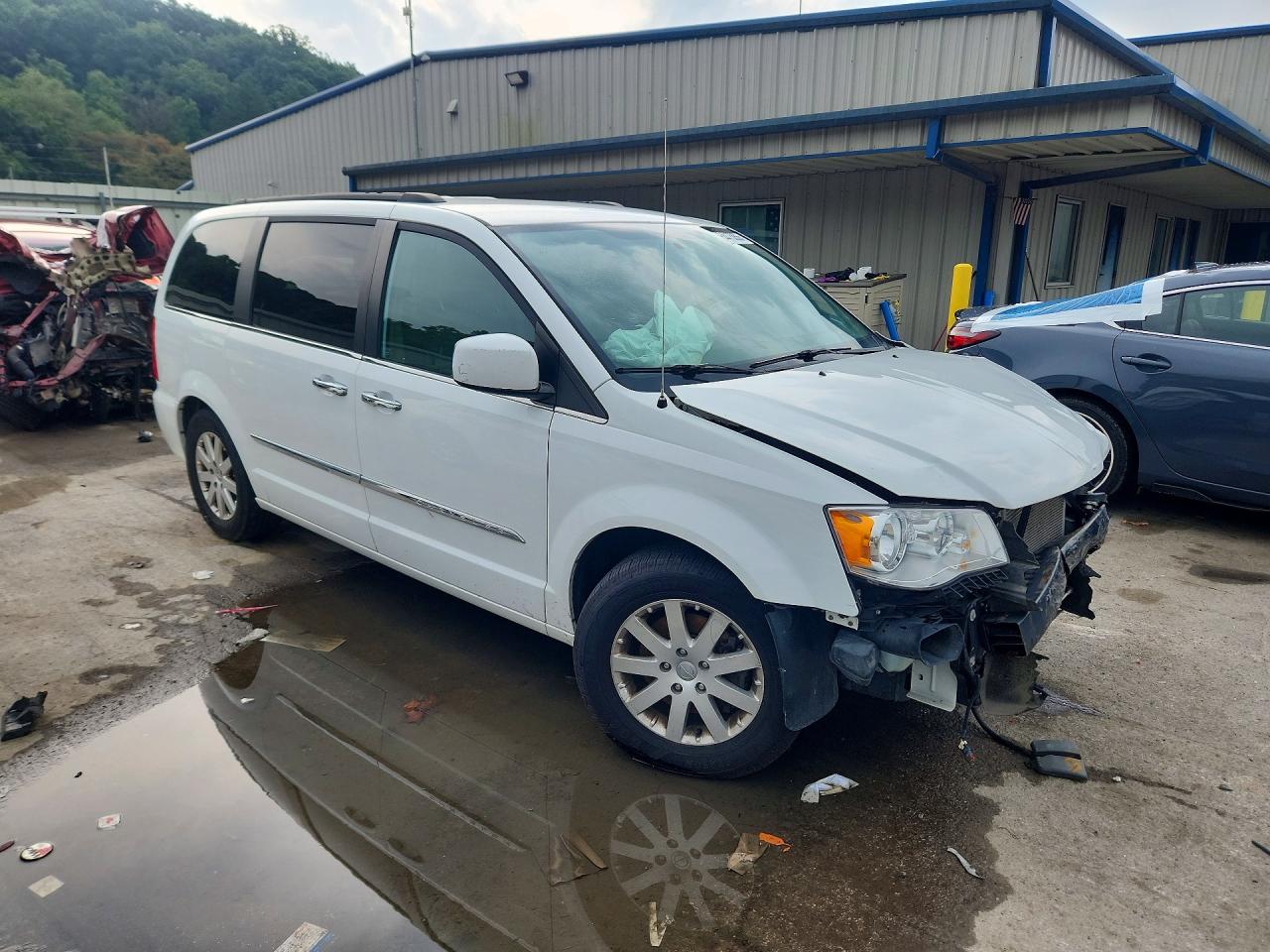 2015 Chrysler Town & Country Touring White vin: 2C4RC1BG7FR617814