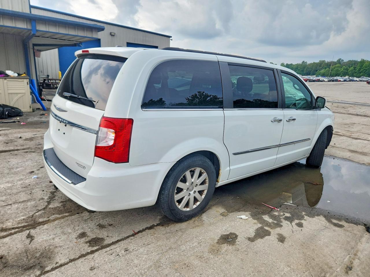 2015 Chrysler Town & Country Touring White vin: 2C4RC1BG7FR617814