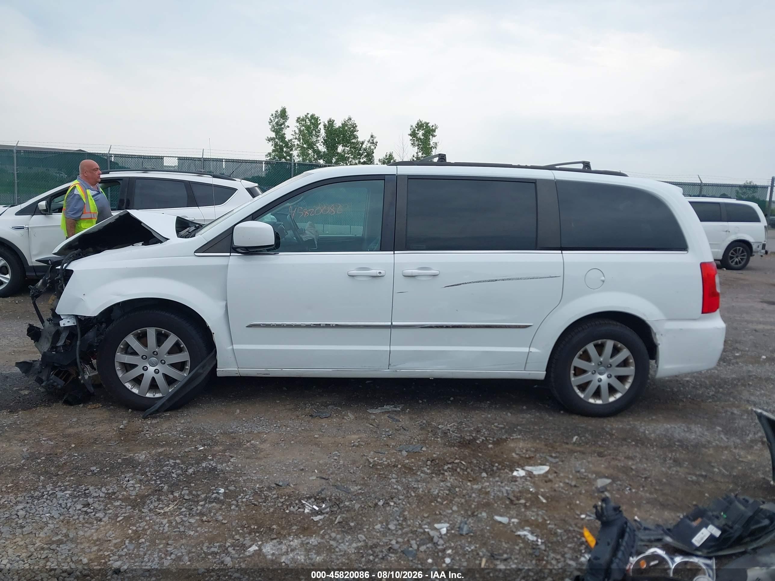 2015 Chrysler Town & Country Touring White vin: 2C4RC1BG7FR619756