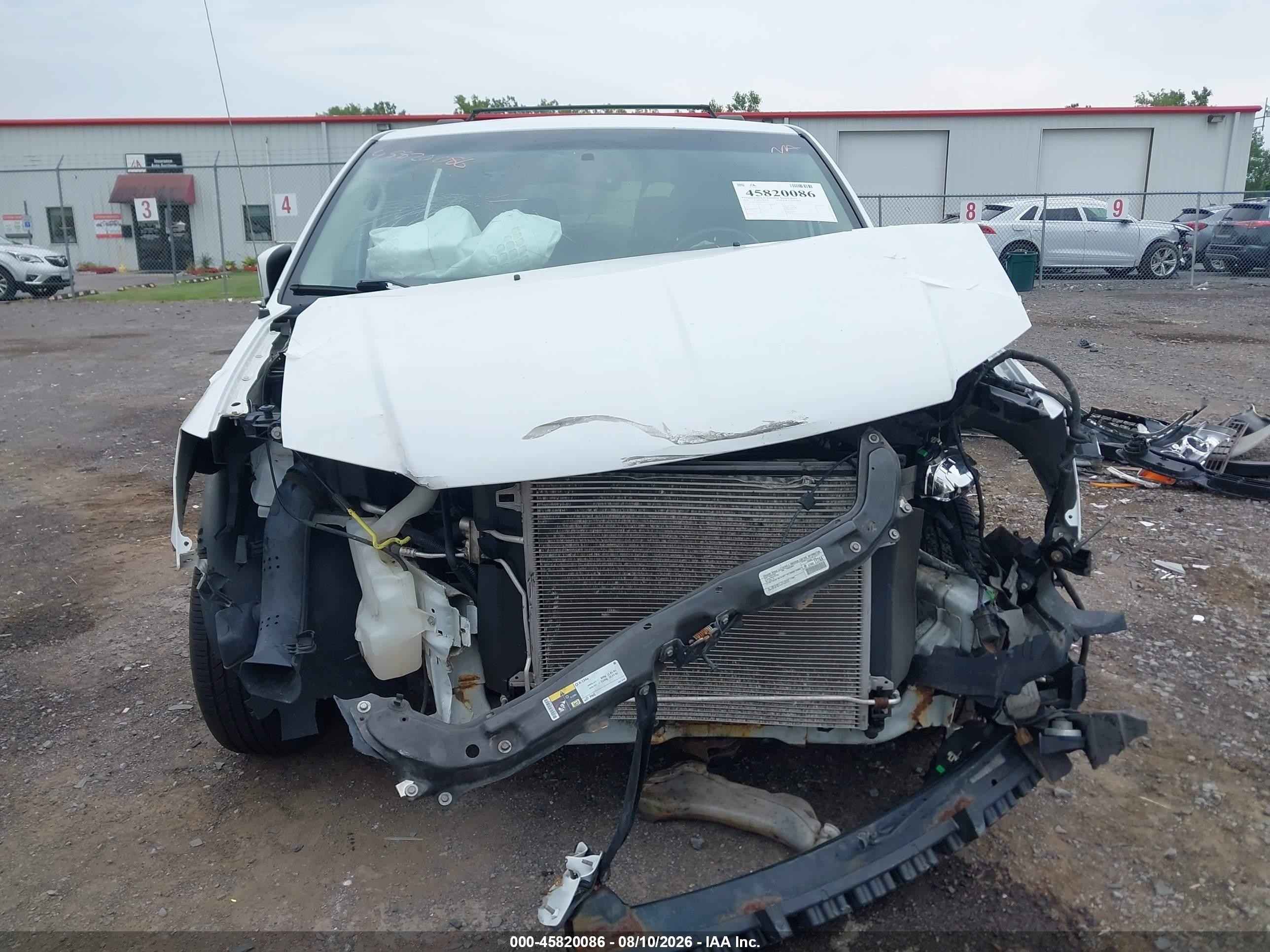 2015 Chrysler Town & Country Touring White vin: 2C4RC1BG7FR619756