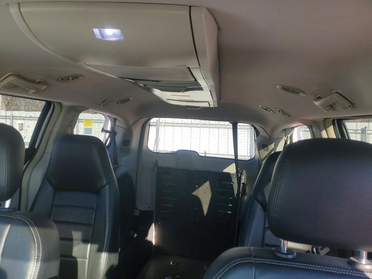 2015 Chrysler Town & Country Touring White vin: 2C4RC1BG7FR626352