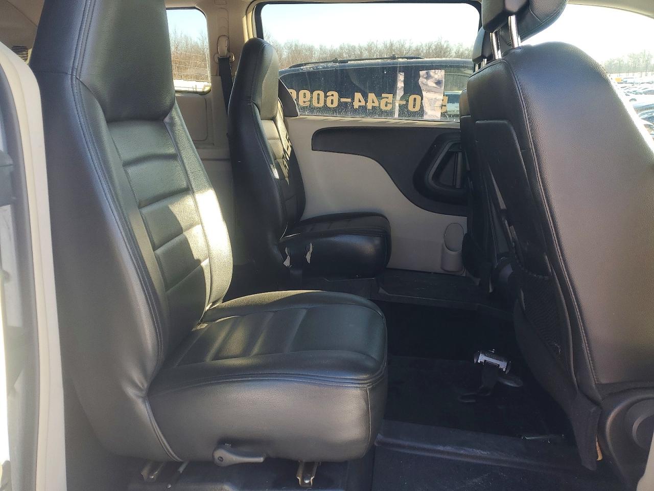 2015 Chrysler Town & Country Touring White vin: 2C4RC1BG7FR626352