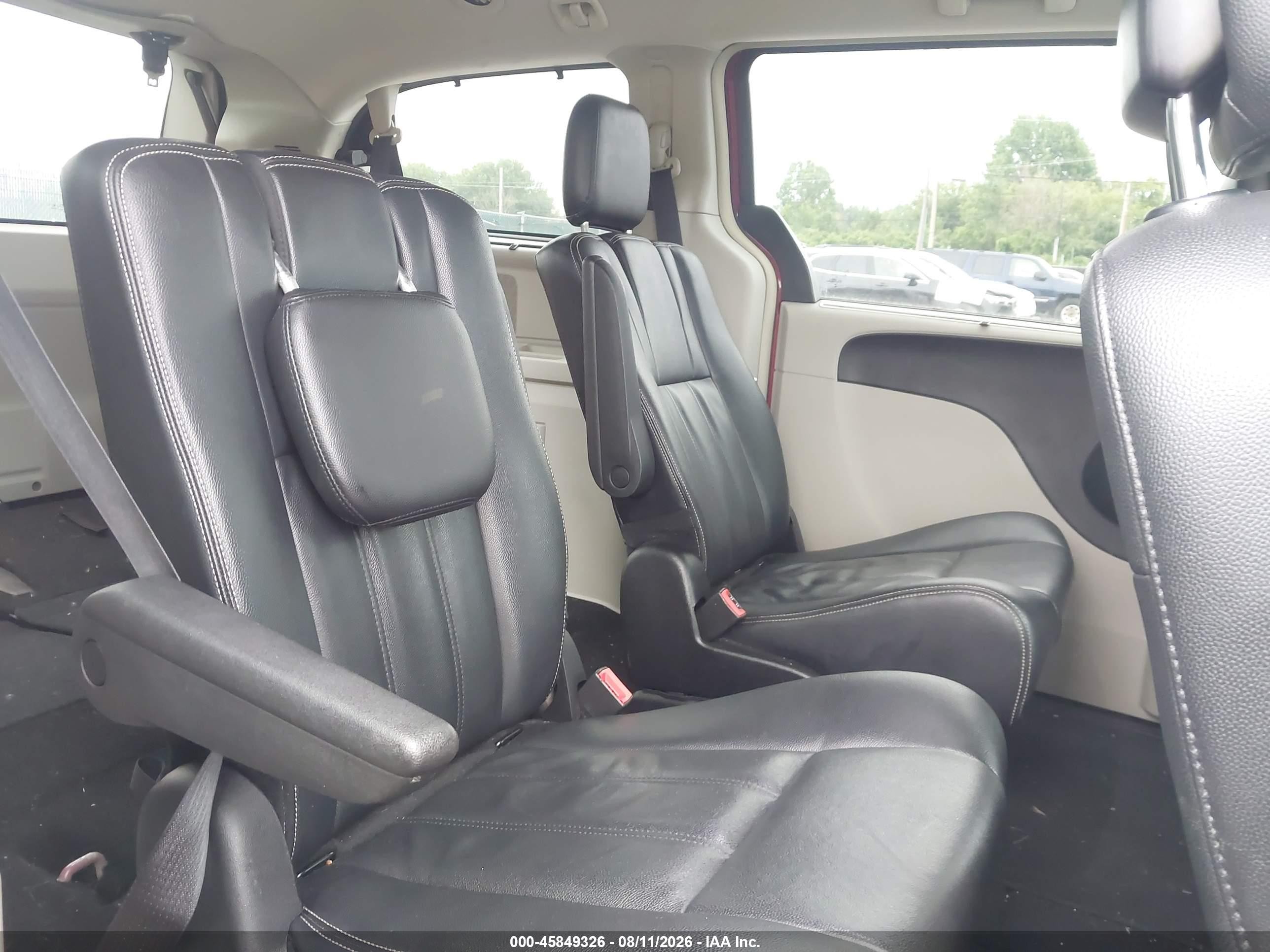 2015 Chrysler Town & Country Touring Red vin: 2C4RC1BG7FR753733