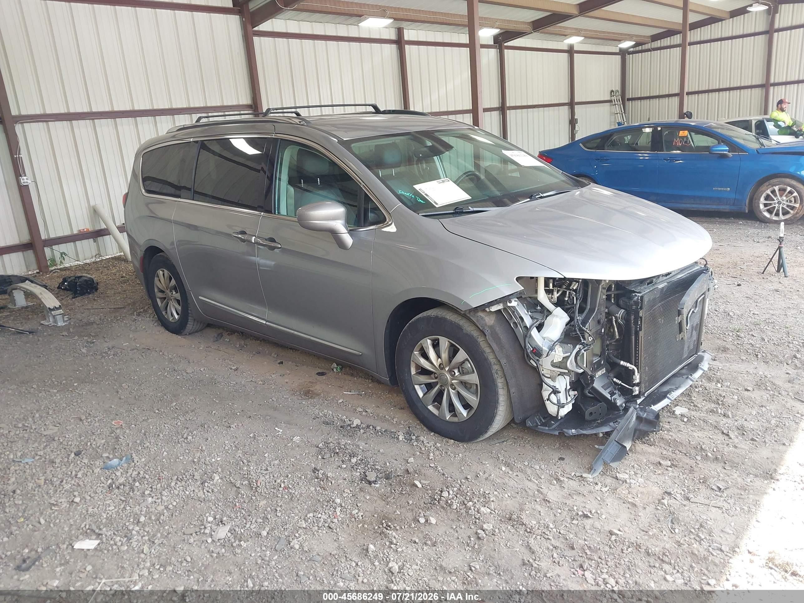 2019 Chrysler Pacifica Touring L Silver vin: 2C4RC1BG7KR547970