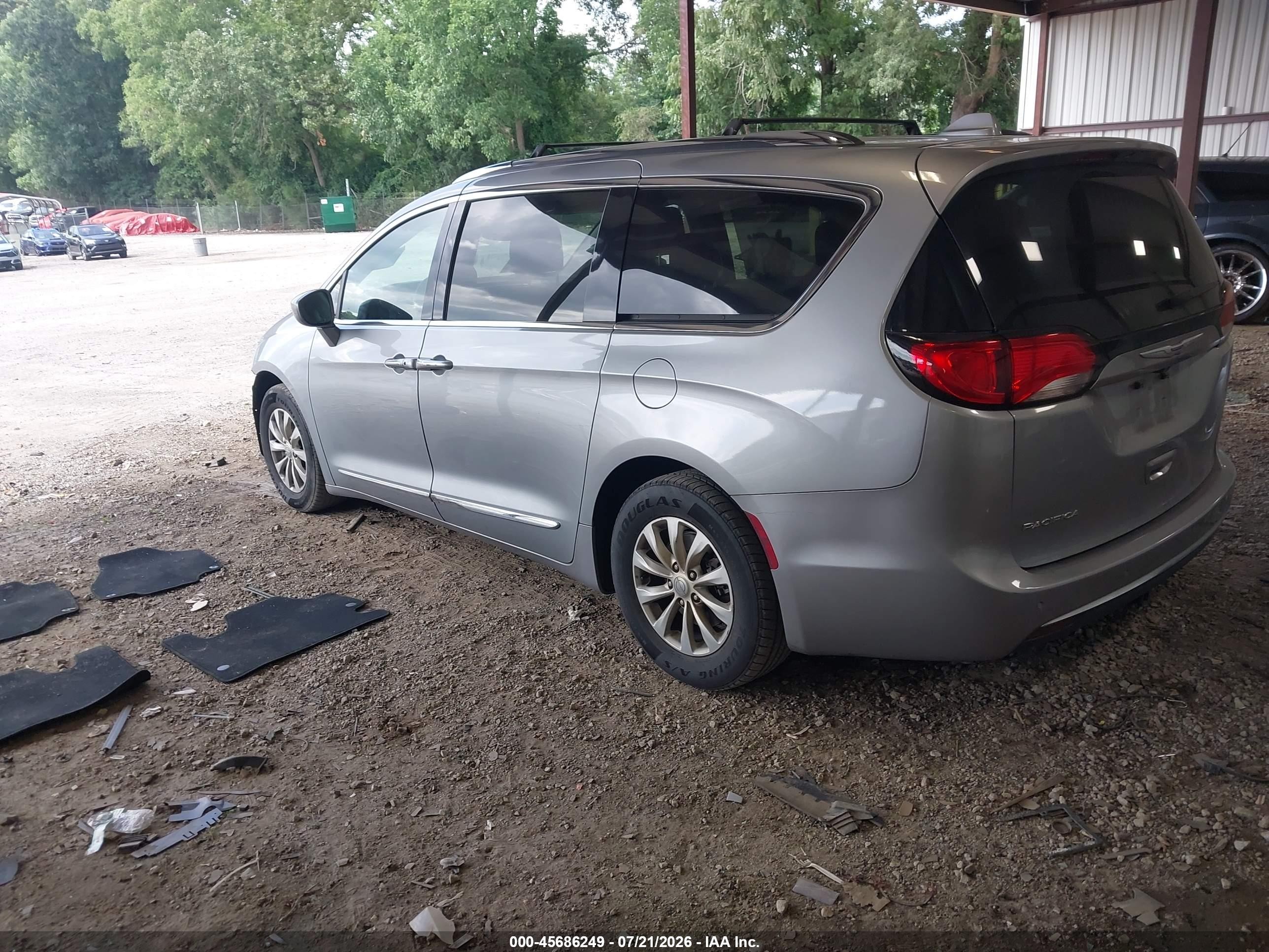 2019 Chrysler Pacifica Touring L Серебряный vin: 2C4RC1BG7KR547970