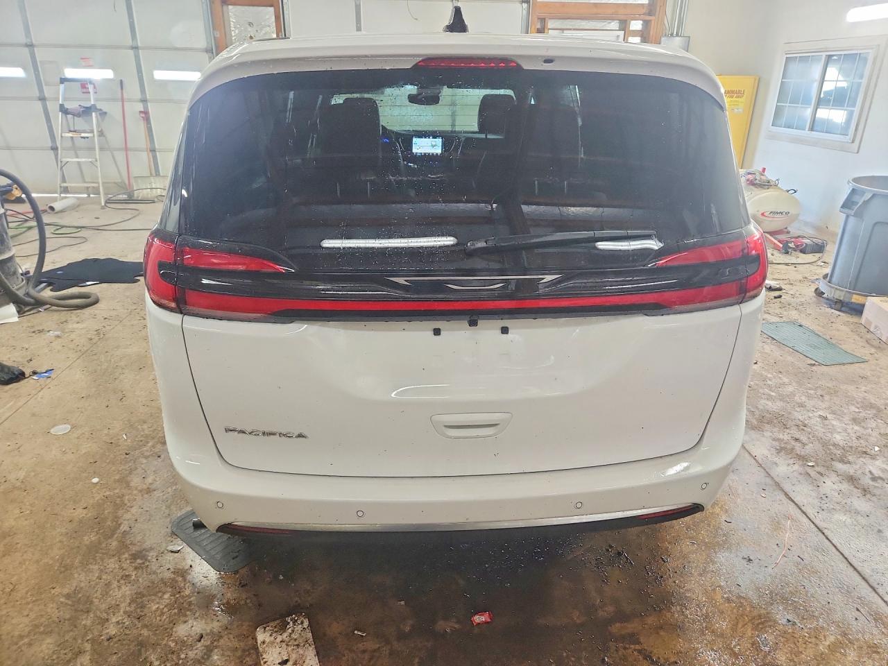 2027 Chrysler Pacifica Select White vin: 2C4RC1BG7VR556169