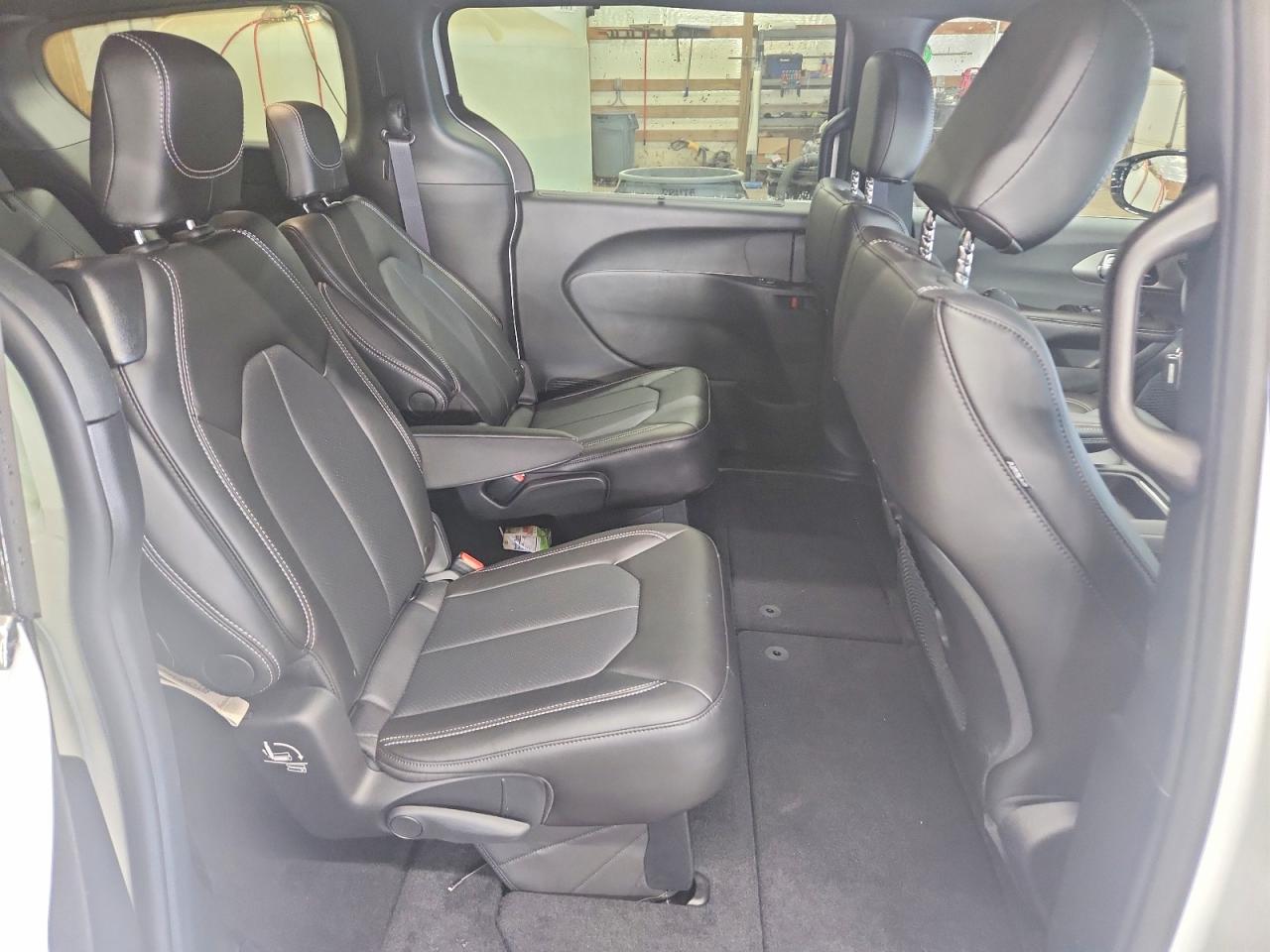 2027 Chrysler Pacifica Select White vin: 2C4RC1BG7VR556169