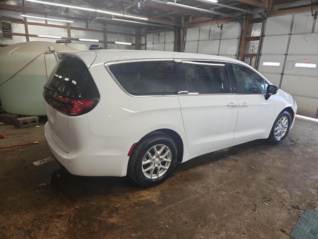 2027 Chrysler Pacifica Select White vin: 2C4RC1BG7VR556169 Damage: Right Qtr Panel, Dent(S) W/No Paint Dmg, < 1/8 Inch