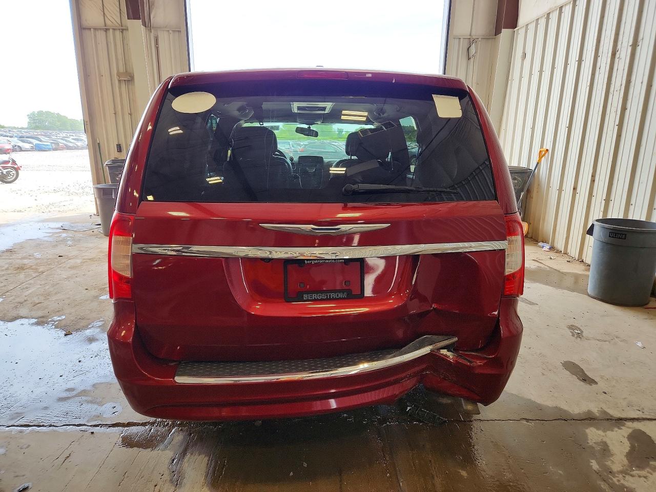 2012 Chrysler Town & Country Touring Red vin: 2C4RC1BG8CR190123