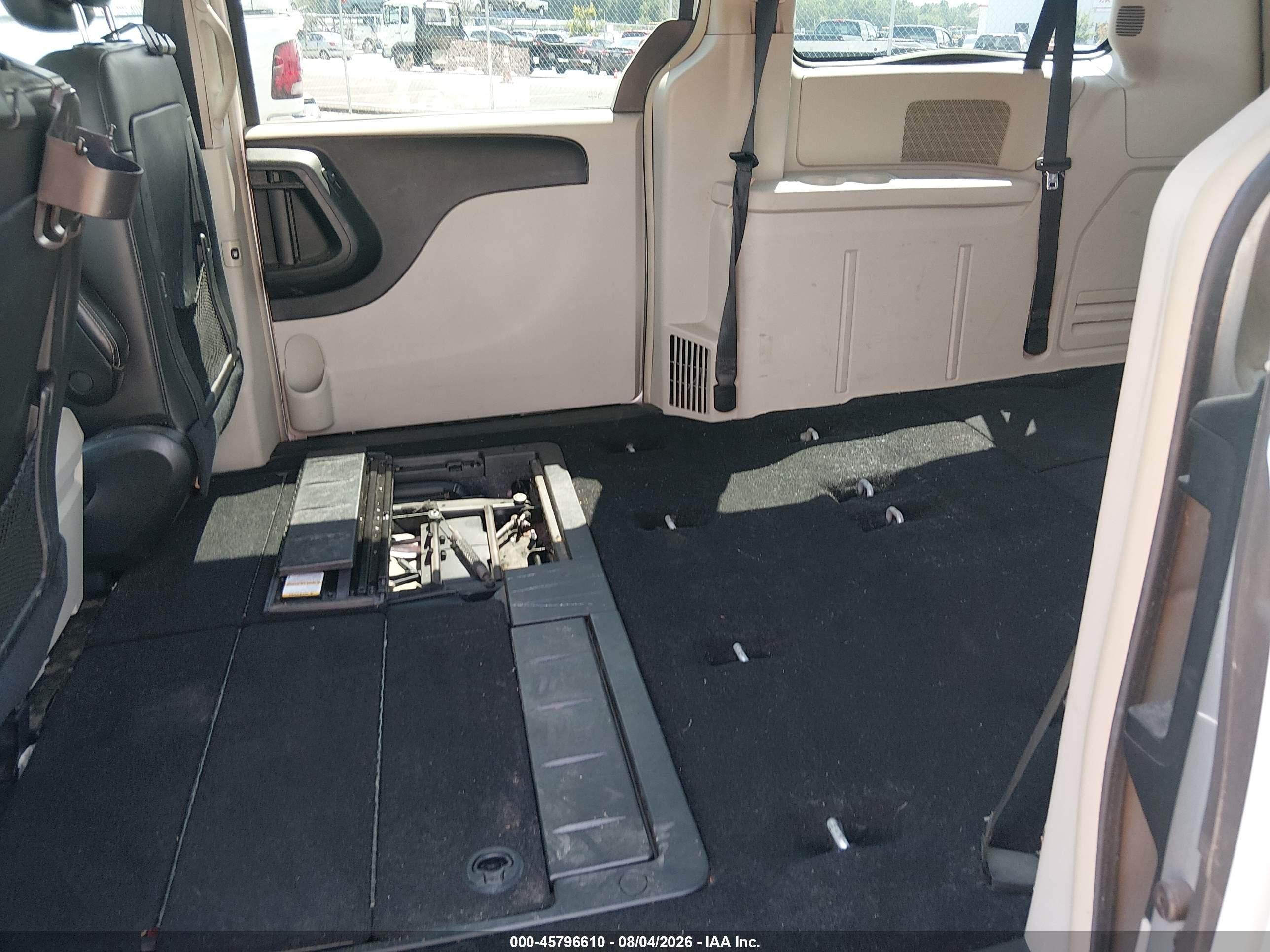 2012 Chrysler Town & Country Touring Silver vin: 2C4RC1BG8CR318957