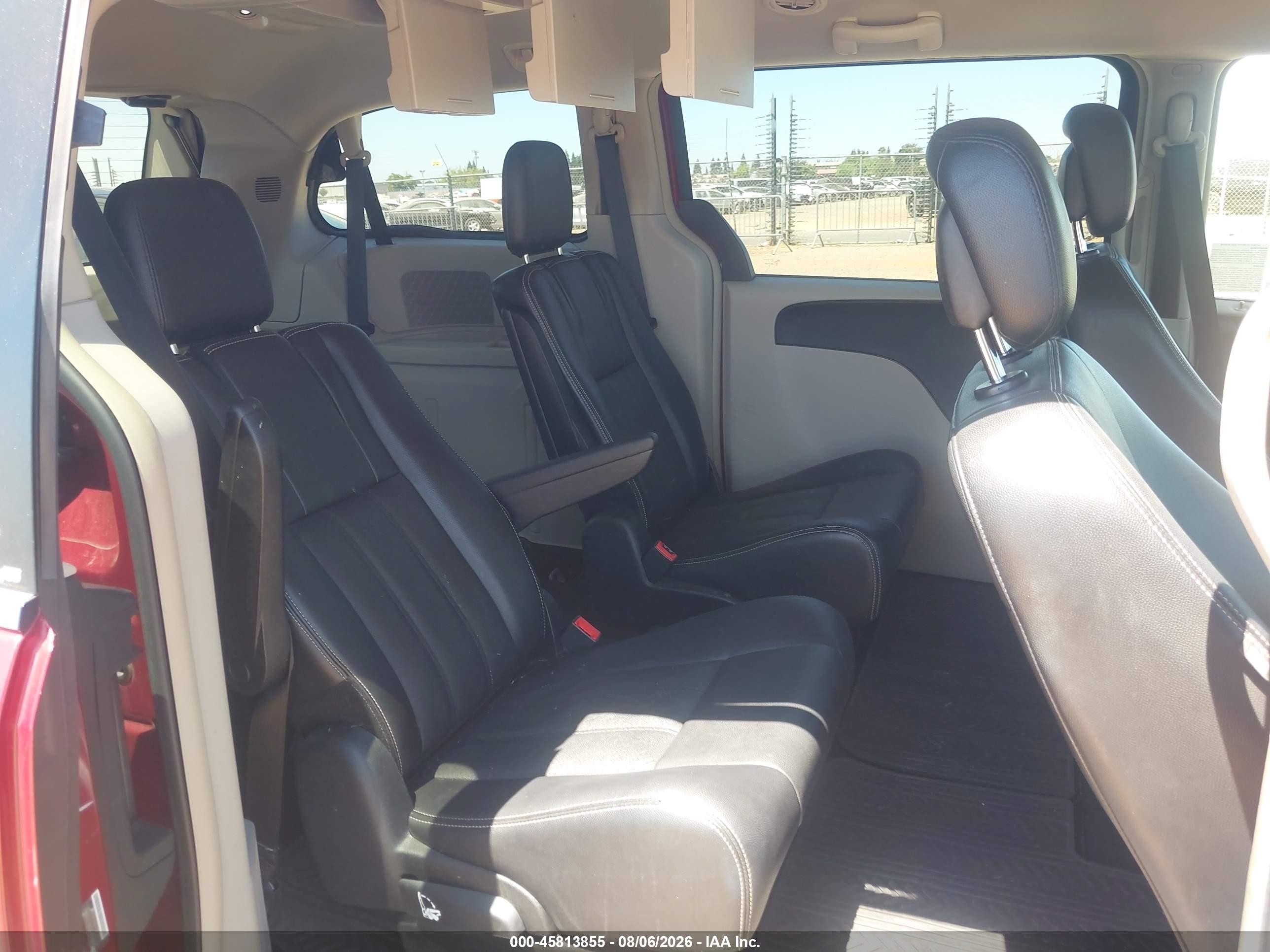 2012 Chrysler Town & Country Touring Red vin: 2C4RC1BG8CR383243