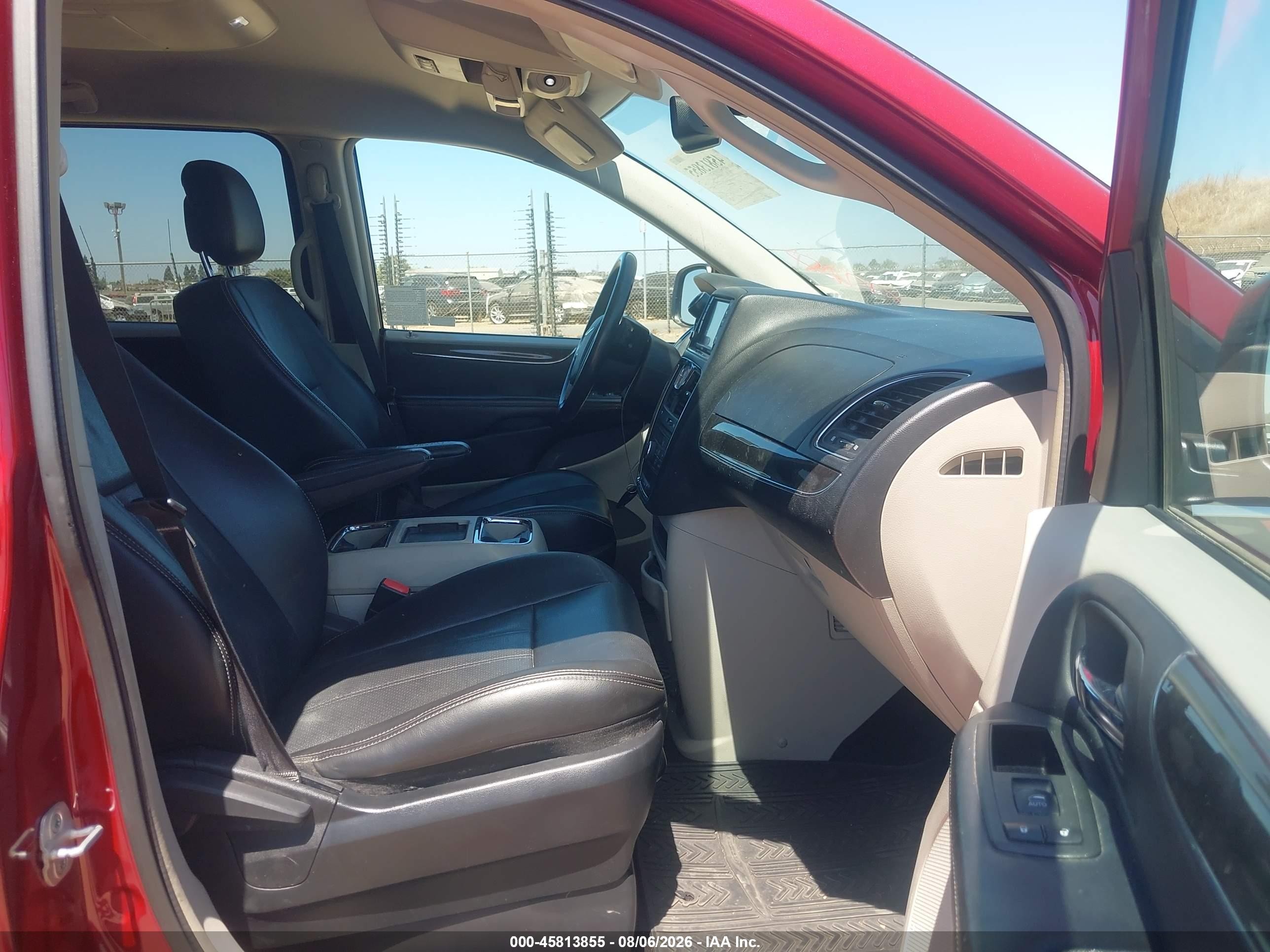 2012 Chrysler Town & Country Touring Red vin: 2C4RC1BG8CR383243