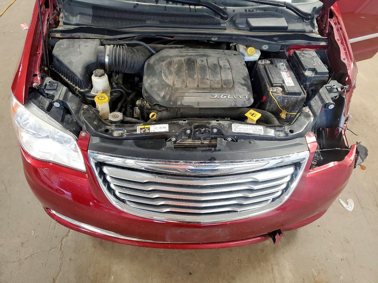 2013 Chrysler Town & Country Touring Red vin: 2C4RC1BG8DR604373