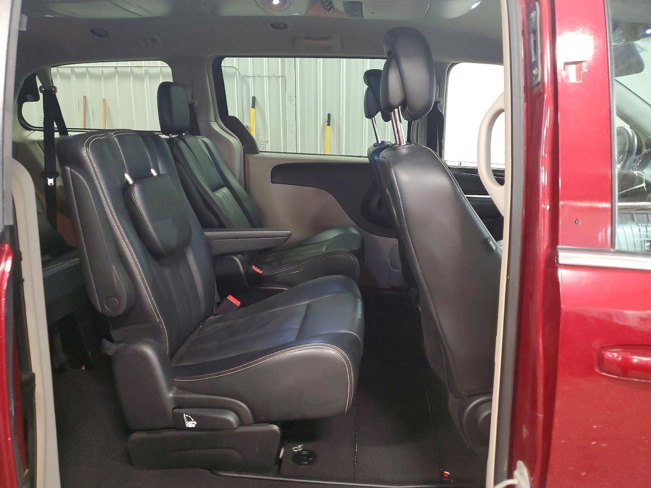 2013 Chrysler Town & Country Touring Red vin: 2C4RC1BG8DR604373