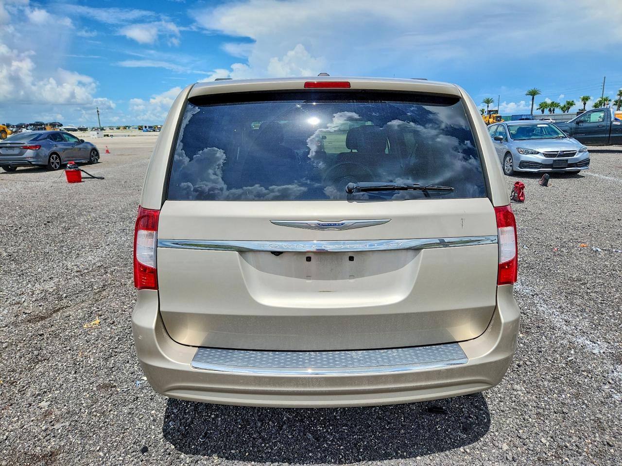 2013 Chrysler Town & Country Touring Tan vin: 2C4RC1BG8DR620265